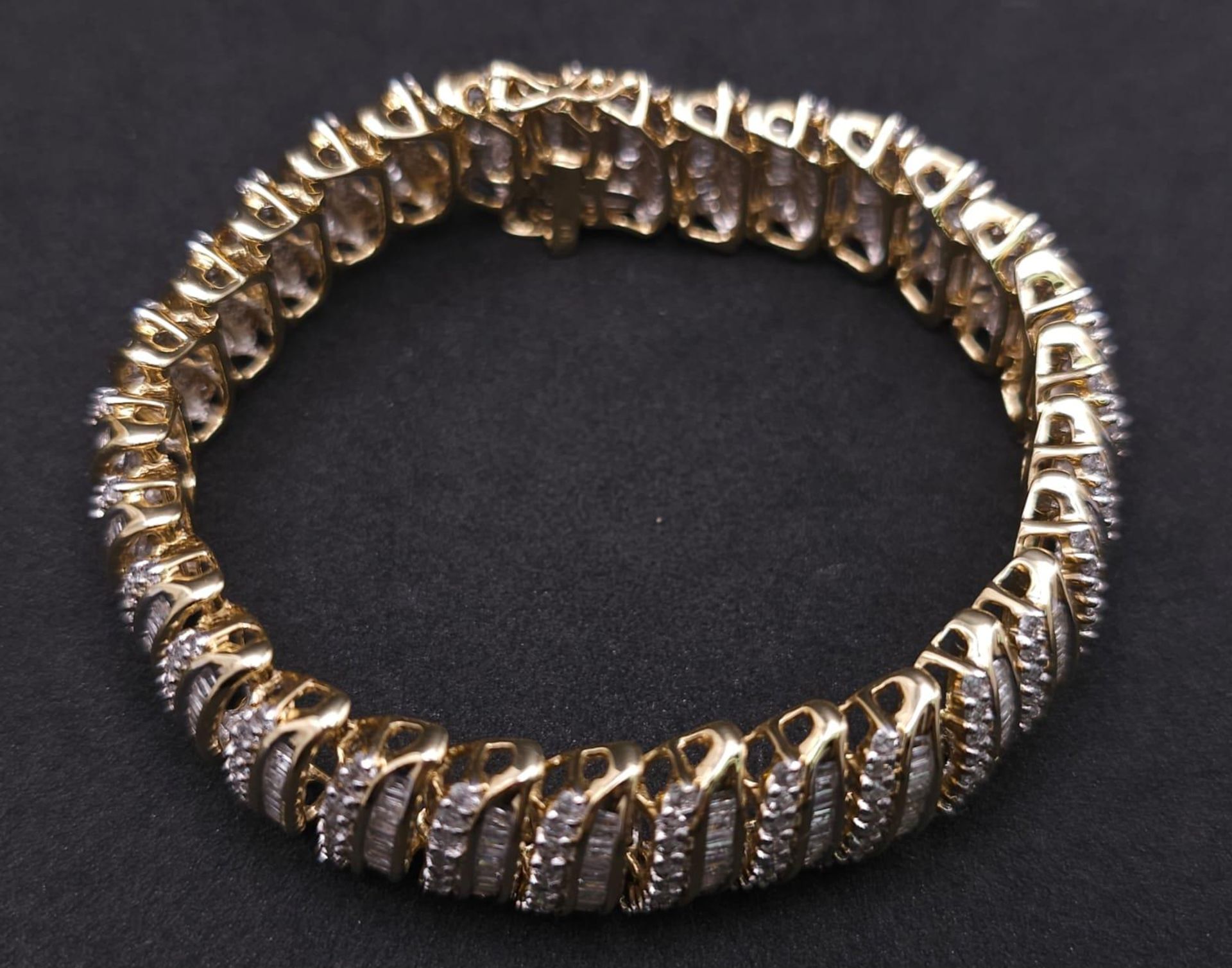 A BEAUTIFUL HEAD-TURNING 14K YELLOW GOLD DIAMOND TENNIS BRACELET WITH A MIXTURE OF ROUND AND - Image 4 of 10