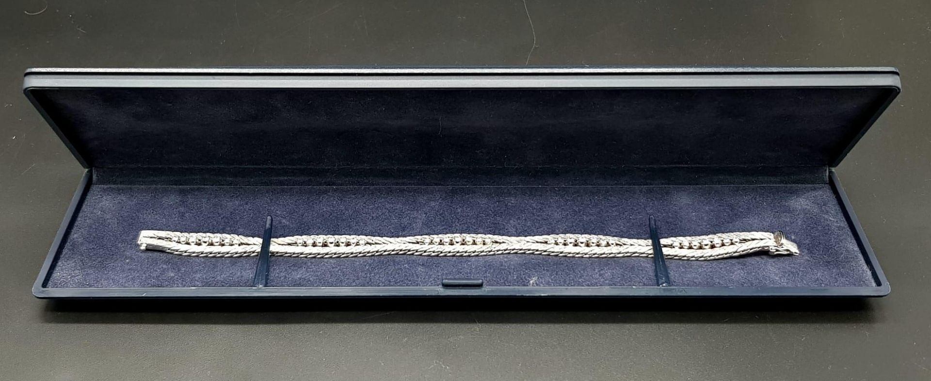 A Head-Turning 18K White Gold and Diamond Bracelet. Five waves of double-ended graduating - Bild 12 aus 13