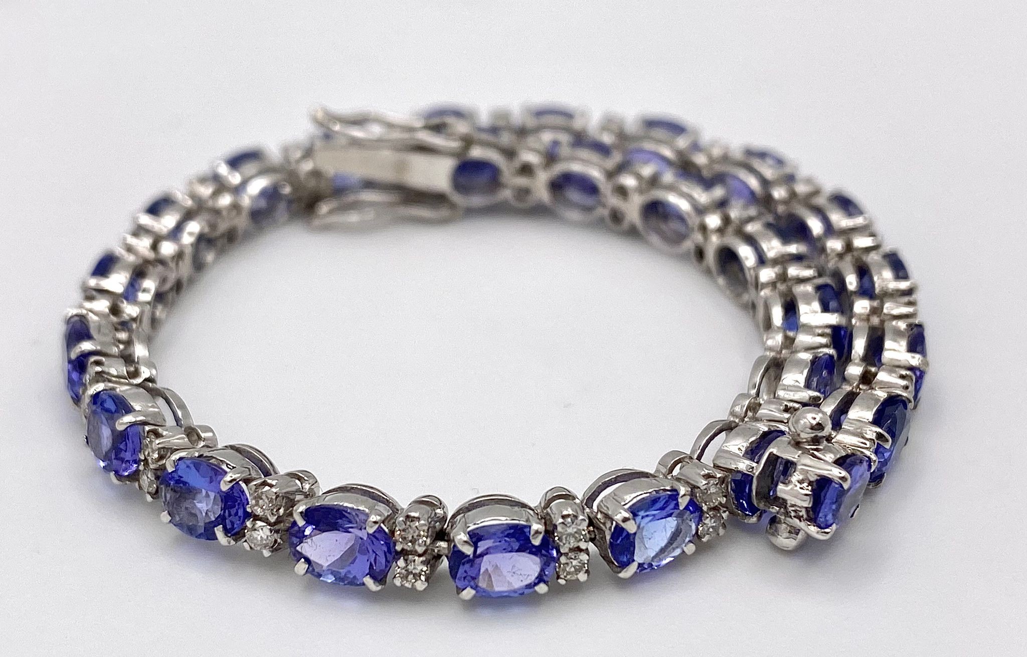 A spectacular 18 K white gold bracelet with oval cut tanzanite gems and round cut diamonds. - Image 4 of 16