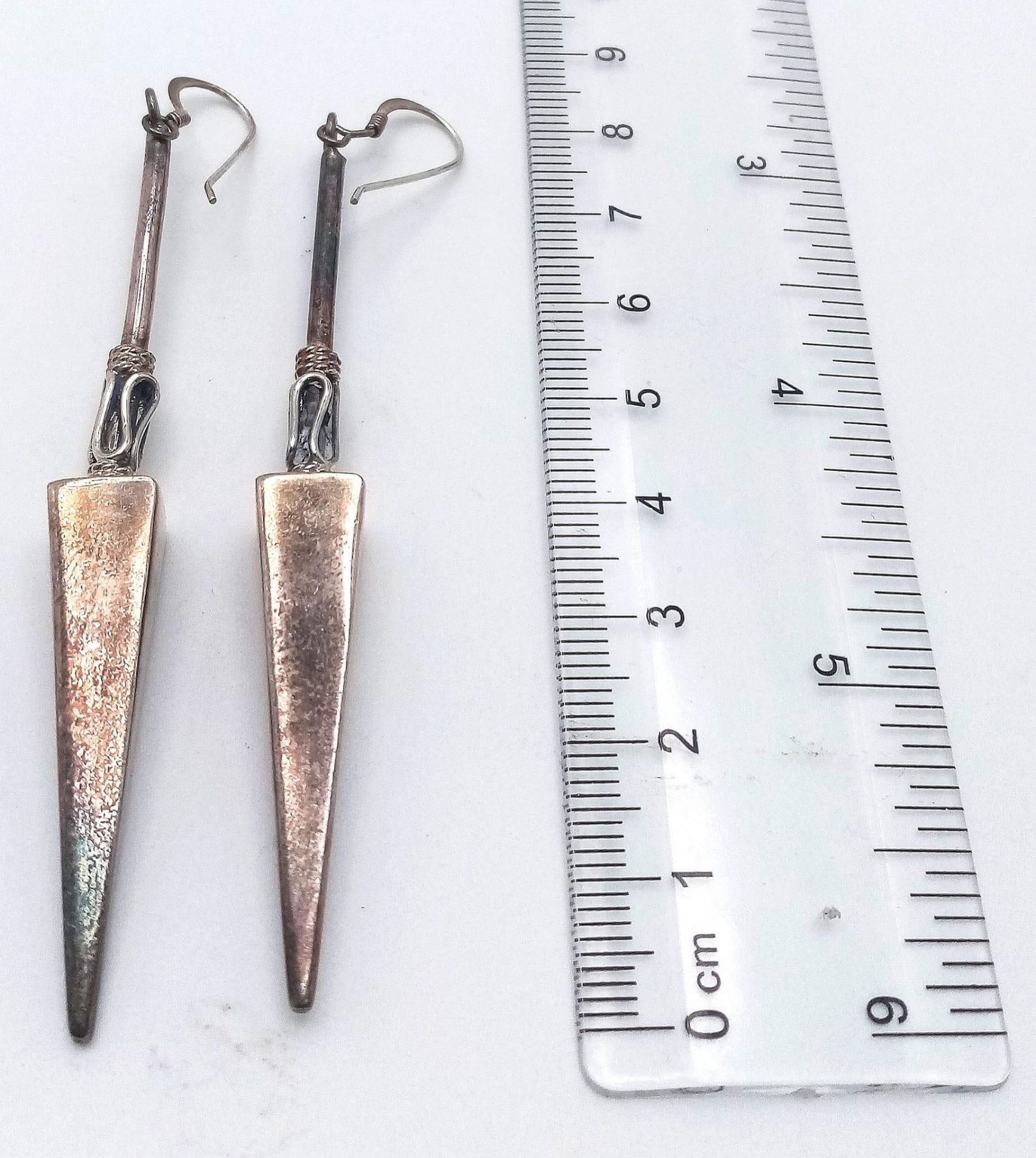 A pair of vintage 925 silver arrow head drop earrings. Total weight 10.3G. Drop: 8.5cm. - Image 5 of 7