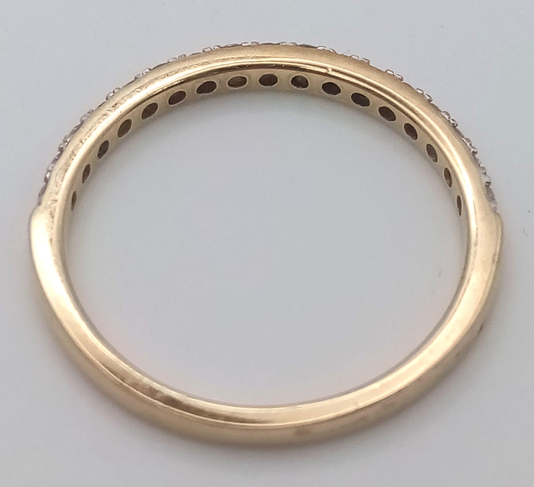 A 9K YELLOW GOLD DIAMOND HALF ETERNITY RING. 0.25CTW. 1.5G. SIZE N. - Image 3 of 4