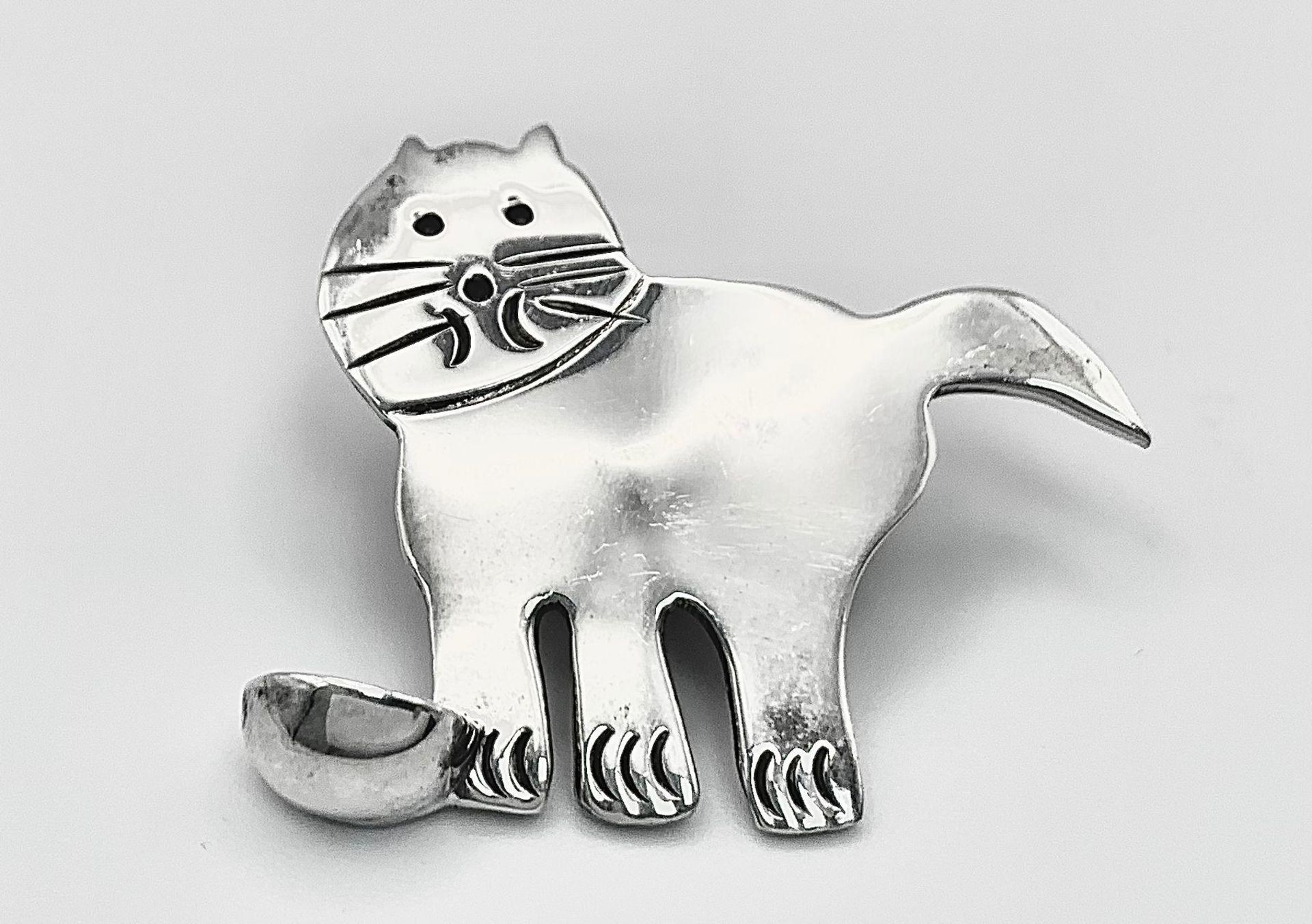 A 925 silver cat brooch. Total weight 14.95G. 5 X 5.7 cm.
