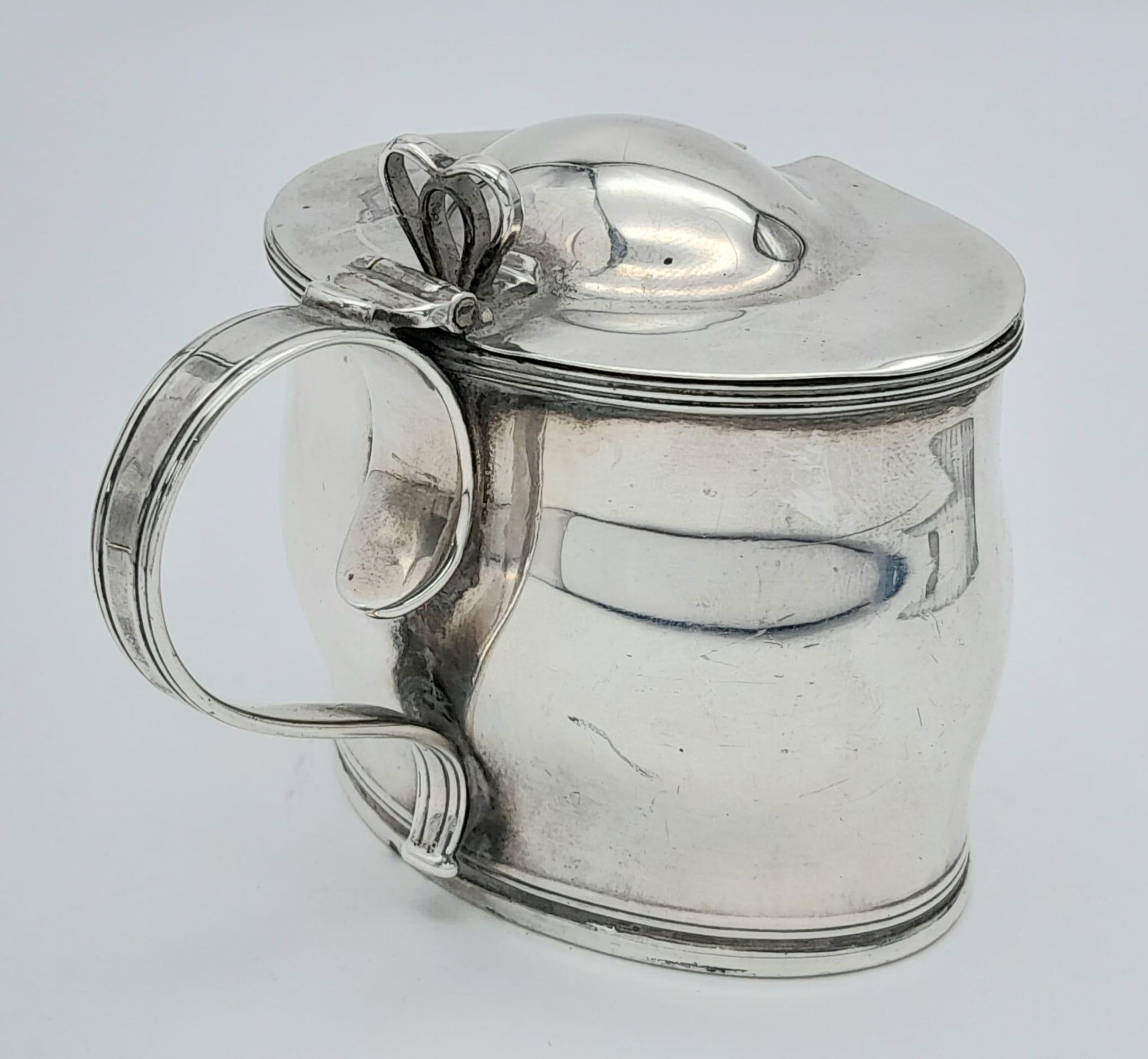 An antique Georgian sterling silver condiment pot with full Sheffield hallmarks, 1805. Wide: 8. - Bild 4 aus 14