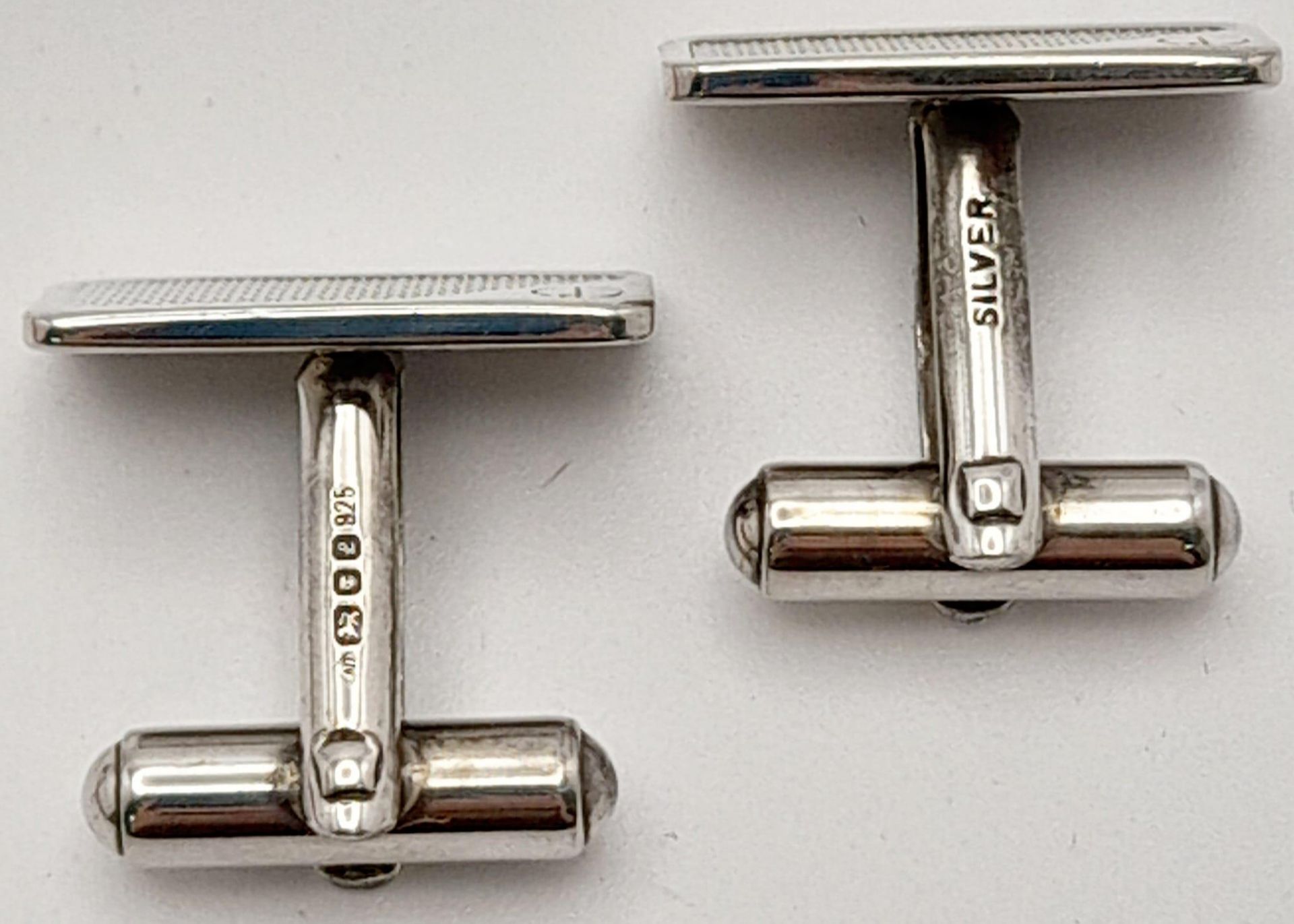 A Pair of Hallmarked 1985 Sterling Silver Cufflinks by Dunhill in their original presentation box. - Bild 5 aus 13