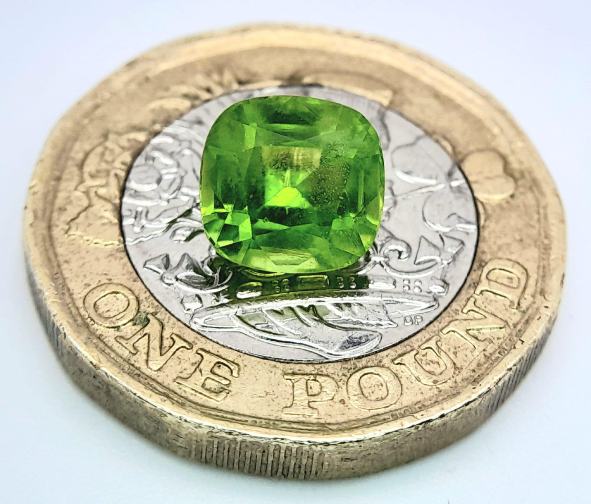 A 2.34ct Pakistan Natural Peridot Gemstone, Cushion cut. Comes with the GFCO Swiss Certificate. ref: - Bild 4 aus 5