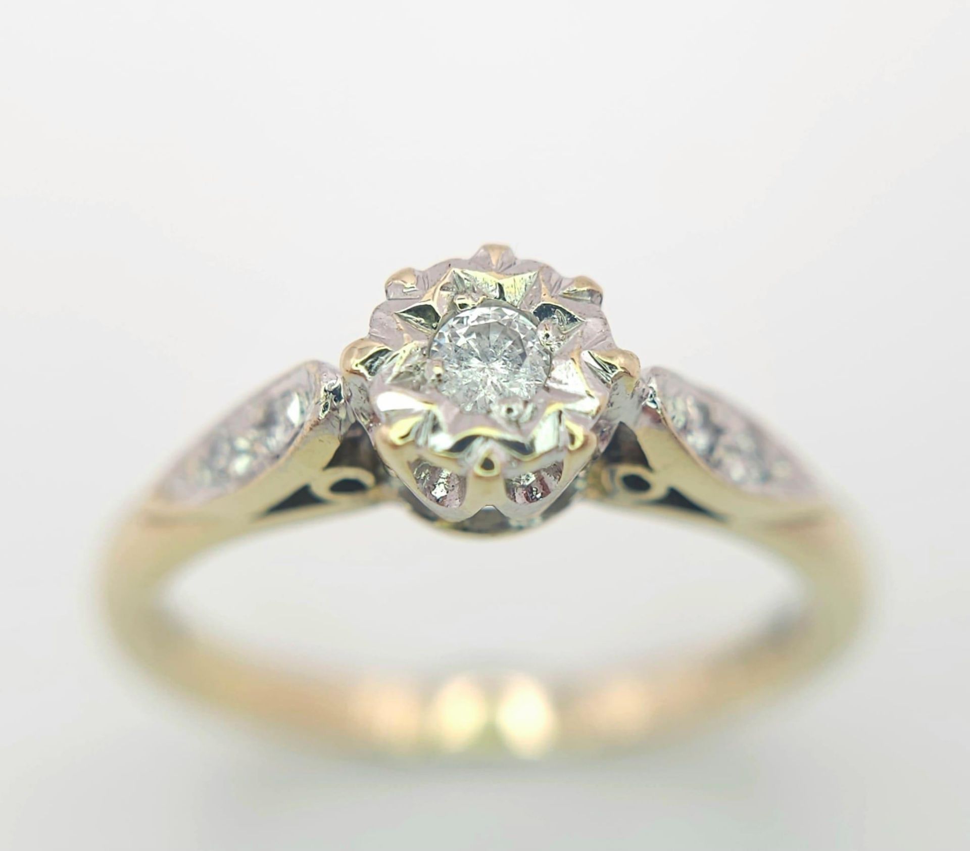 9K YELLOW GOLD SOLITAIRE DIAMOND RING, WITH FURTHER DECORATING DIAMONDS ON SHOULDERS, WEIGHT 2.2G