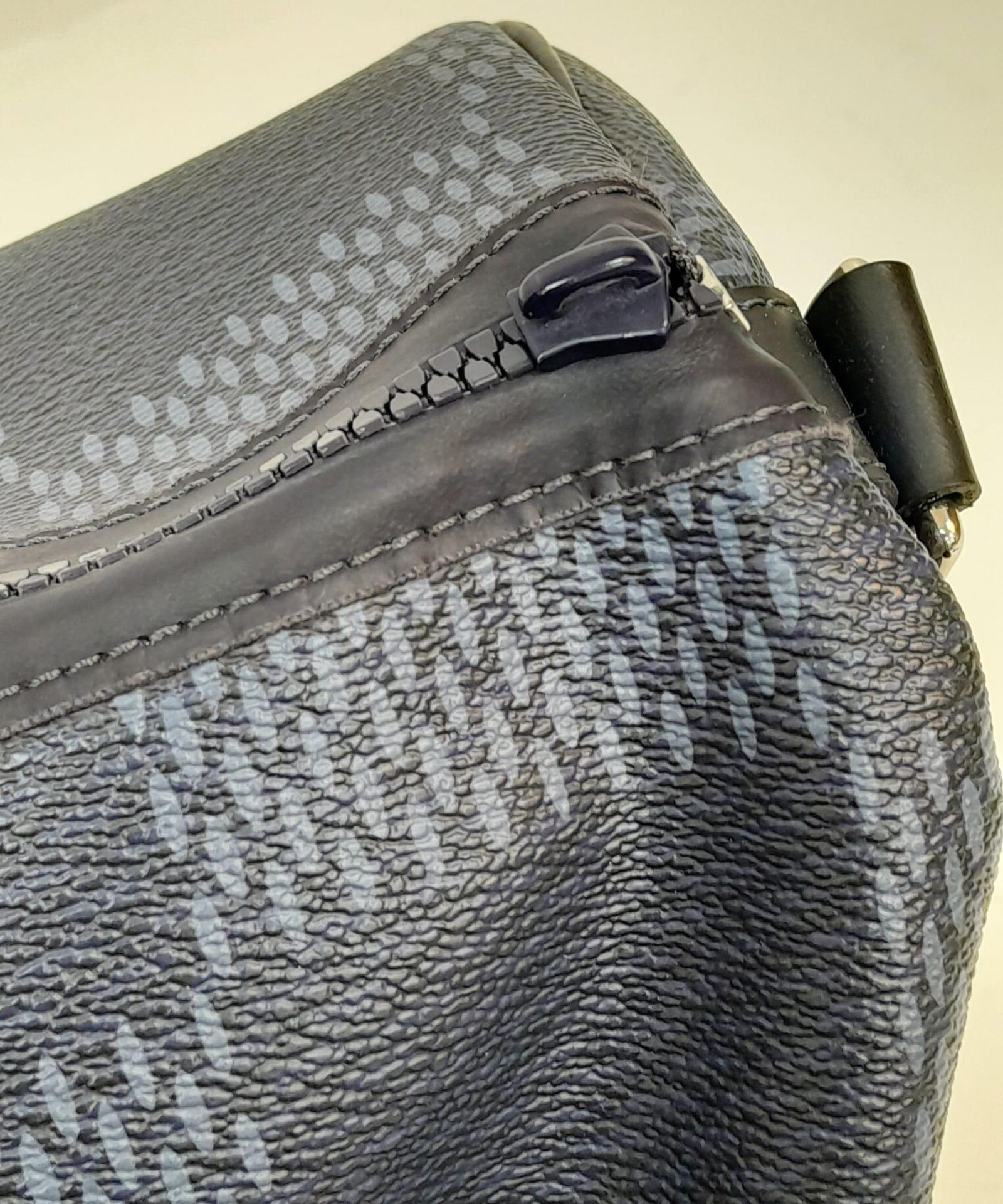 A Louis Vuitton America's Cup Oversized Keepall. Damier canvas in dark blue with a 'V' Gaston logo - - Bild 6 aus 9