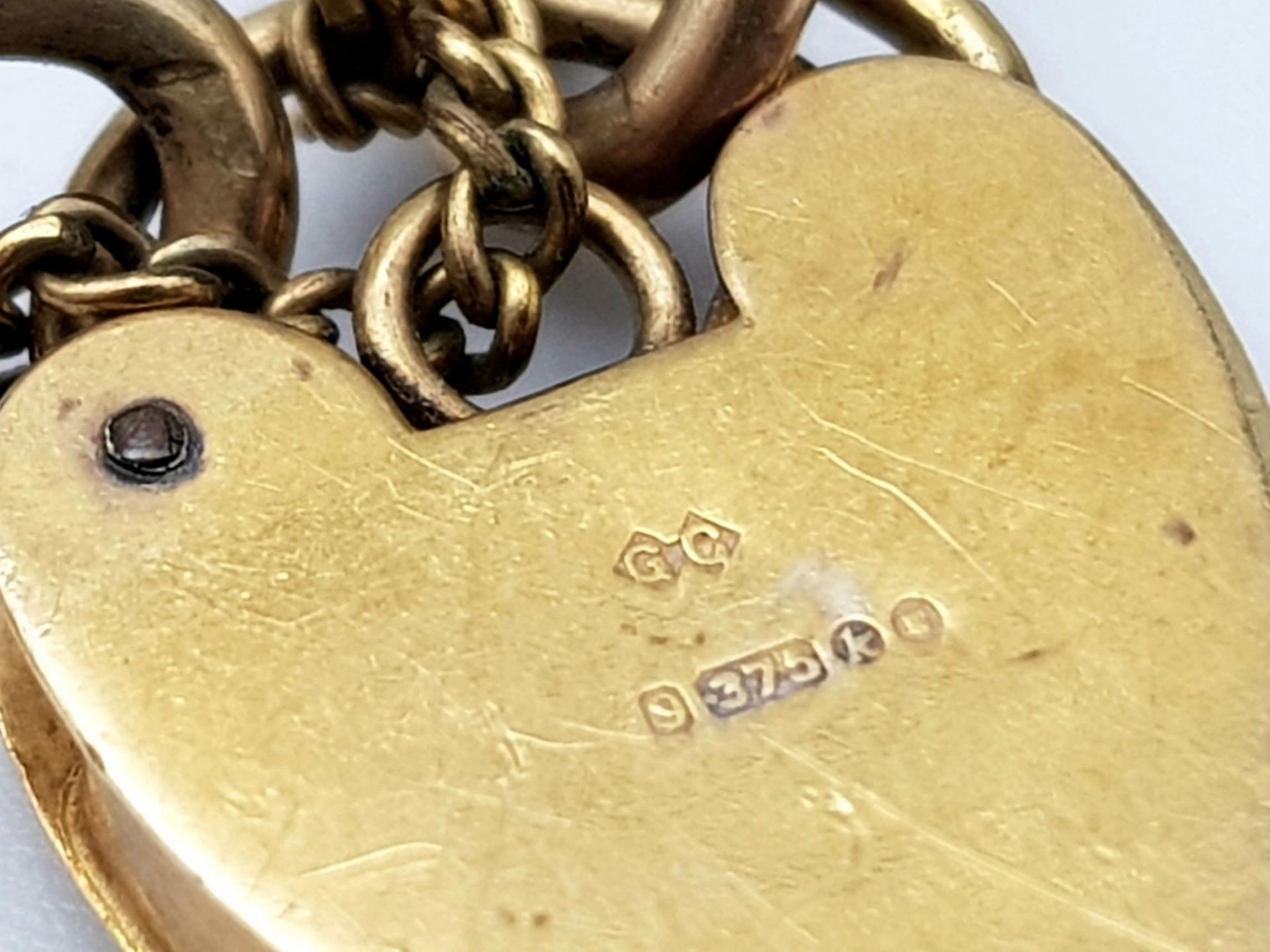 A vintage 9 K rose gold chain bracelet with a padlock clasp and two chams (a snail and a duck). Good - Image 6 of 6