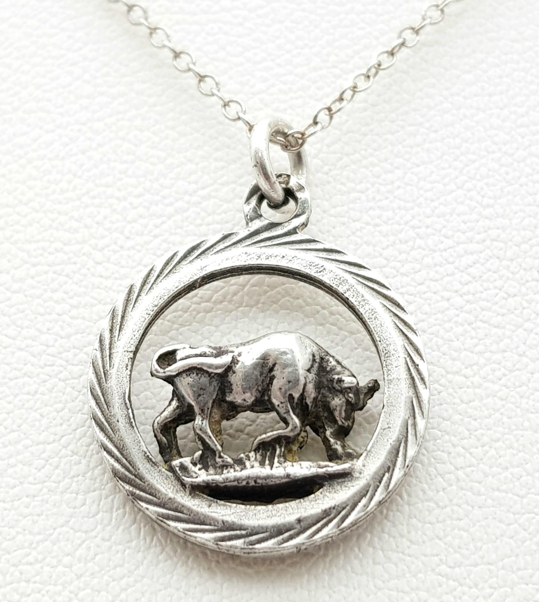 A vintage 925 silver bull pendant on silver belcher chain. Total weight 3.1G. Total length 42cm. - Image 2 of 8