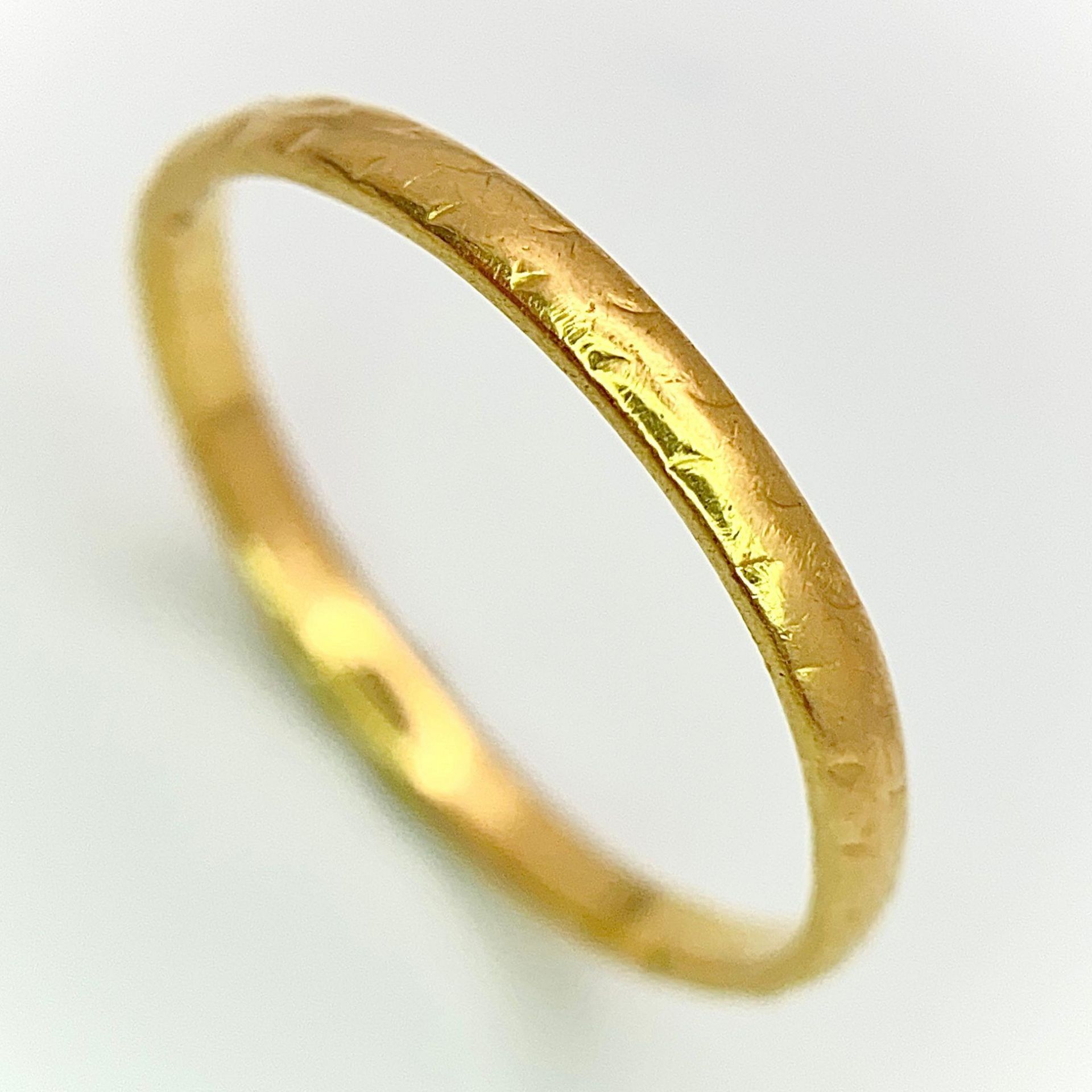 A 22K Yellow Gold Band Ring. 2mm width. Size M. 1.65g weight. - Bild 4 aus 9