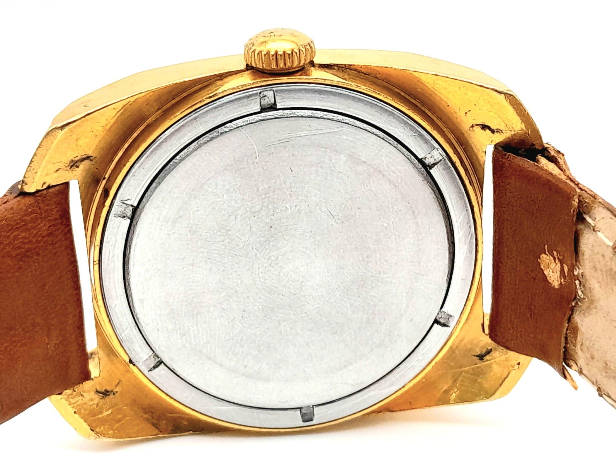 A Vintage Sekonda 18 Jewels Mechanical Gents Watch. Brown leather strap. Gilded stainless steel case - Bild 4 aus 5