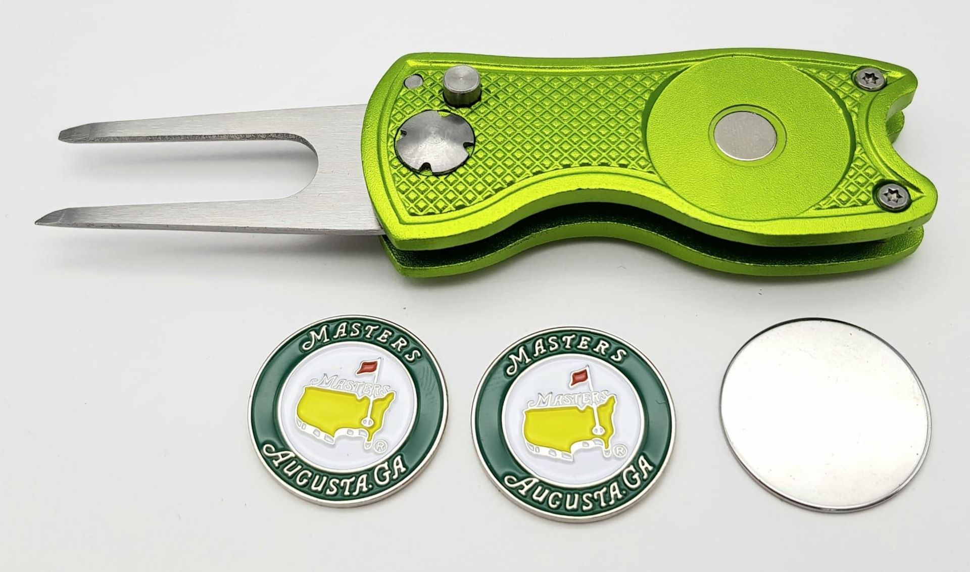 A 'Flick' Tool Golf Putting Green Divot Repairer with two Commemorative 'Masters' Ball Markers. As - Bild 2 aus 5