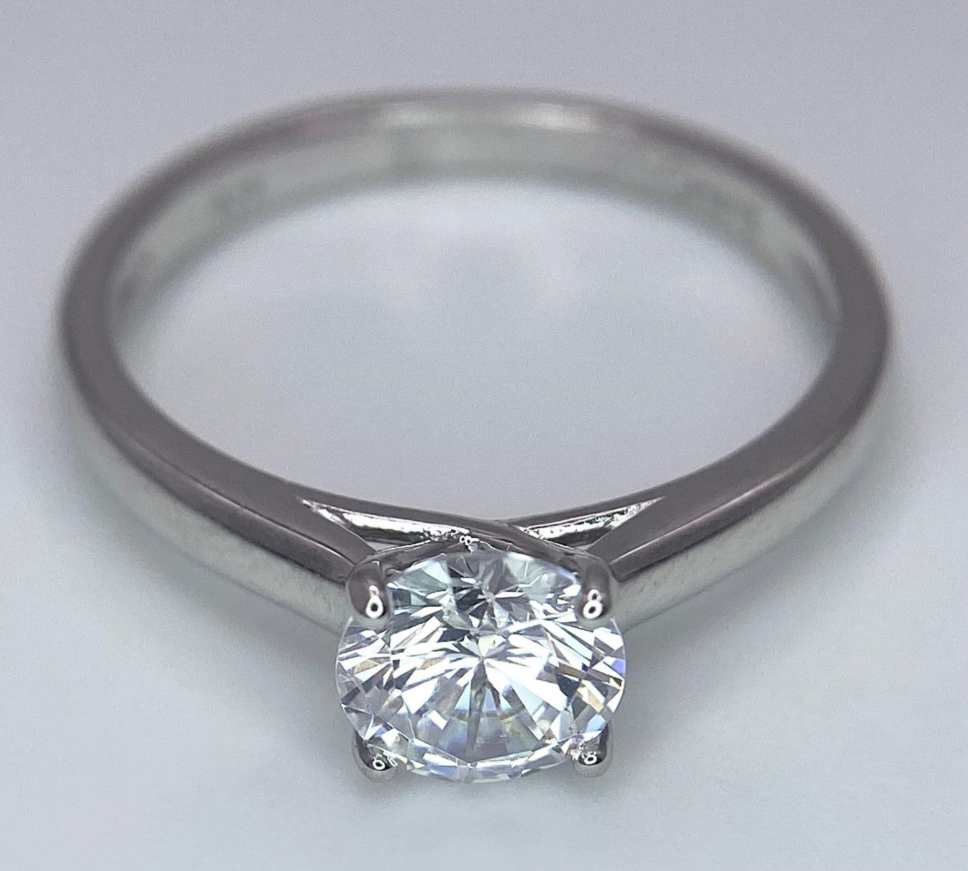 A sterling silver solitaire ring with a round cut cubic zirconium. Size: N, weight: 2 g. - Bild 8 aus 16