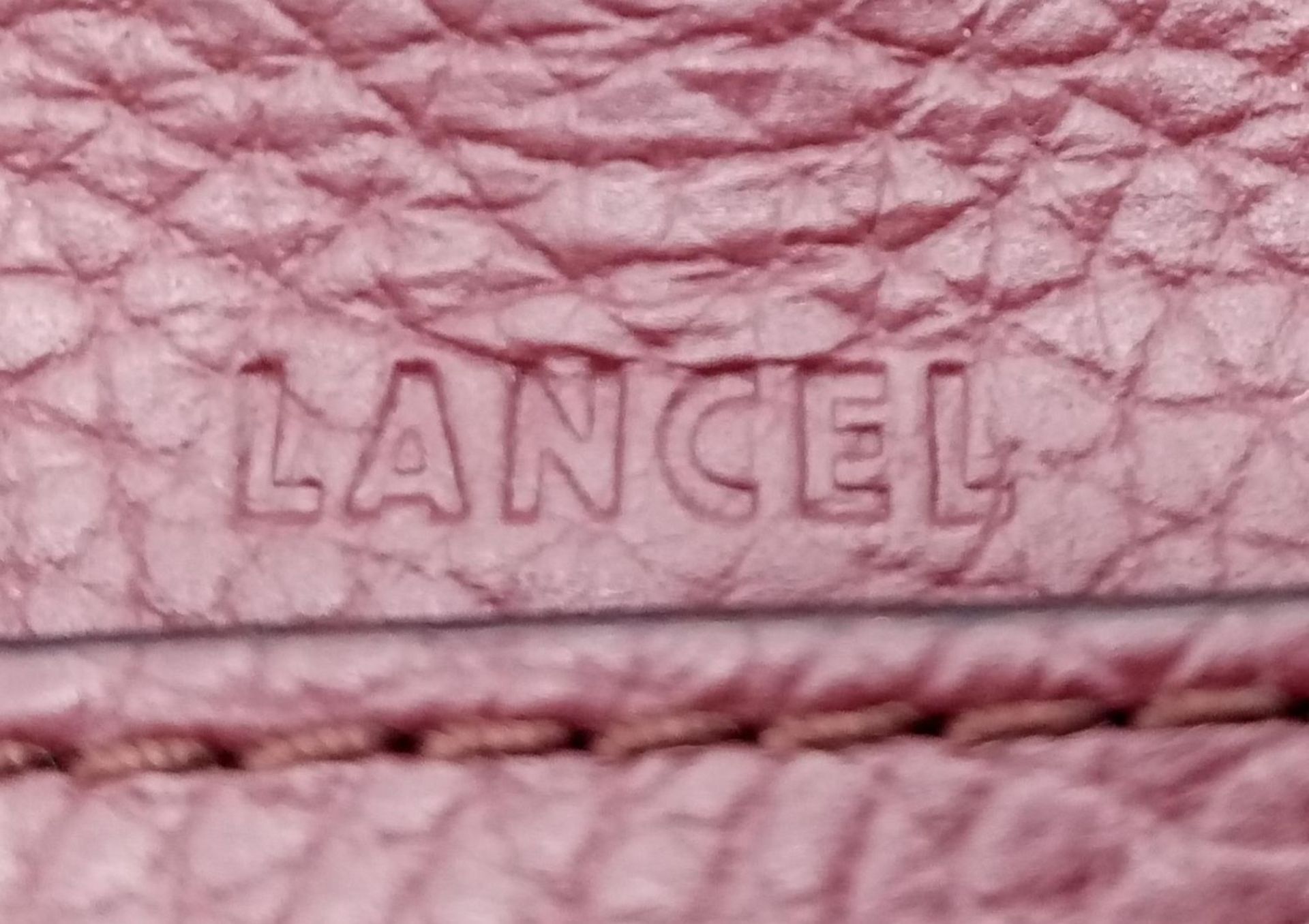 A Lance Burgundy Leather Hand/Shoulder Flap Bag. Textured leather exterior. Soft red textile - Bild 16 aus 16