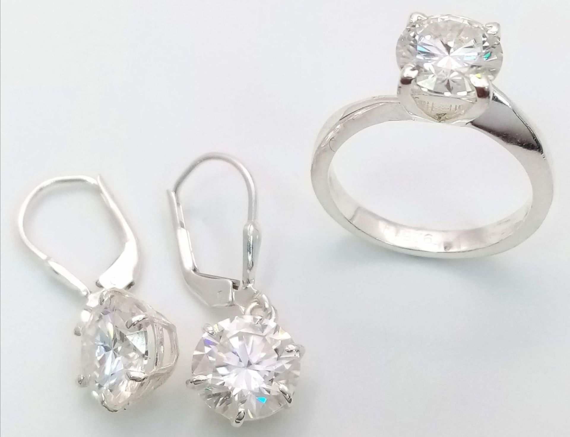 A White Moissanite Ring with a Matching Pair of Moissanite Earrings. 7ctw of moissanite. Ring size - Bild 3 aus 6