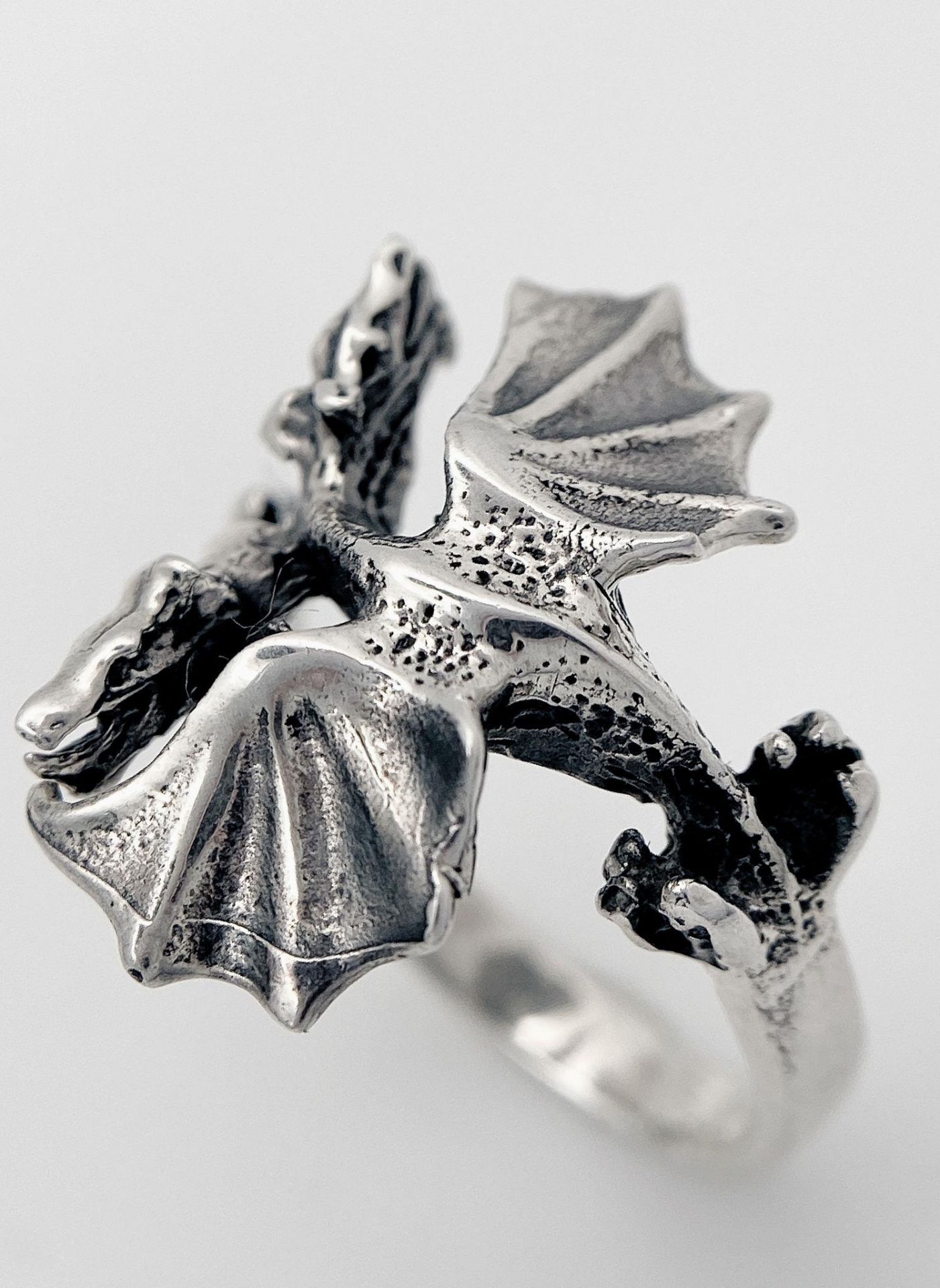 A Vintage Sterling Silver Dragon Detail Ring Size K. The Crown is detailed with a Dragon with - Image 5 of 9