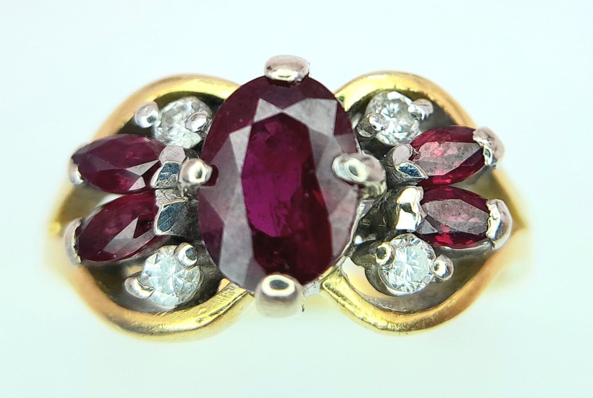 AN 18K YELLOW GOLD FANCY DIAMOND & THAI RUBY RING. 5.1G. SIZE M. - Bild 3 aus 6