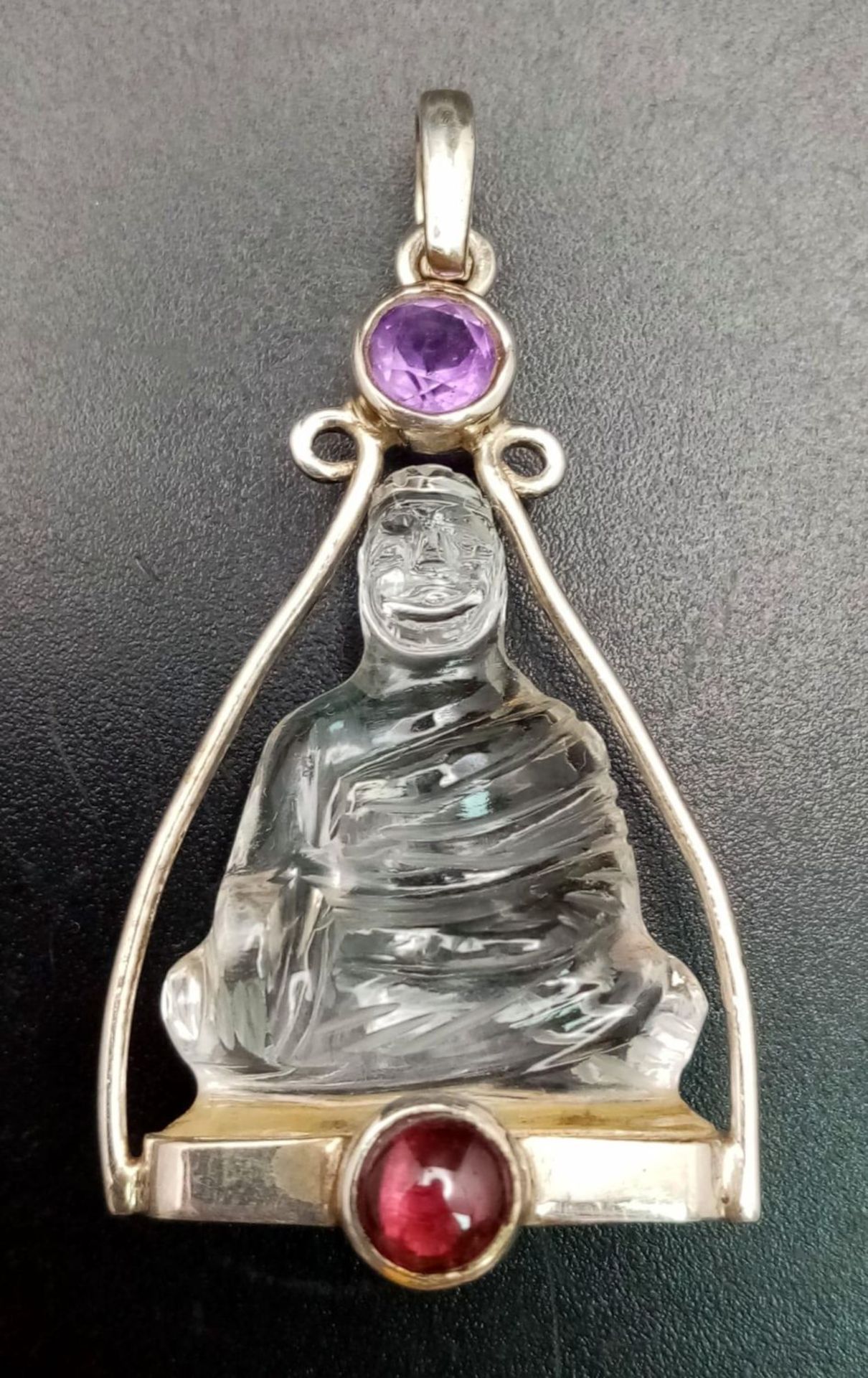 A Silver Mounted Carved Crystal, Ruby and Amethyst Buddha/Deity Pendant, 4.5cm Length. Gross - Bild 3 aus 5