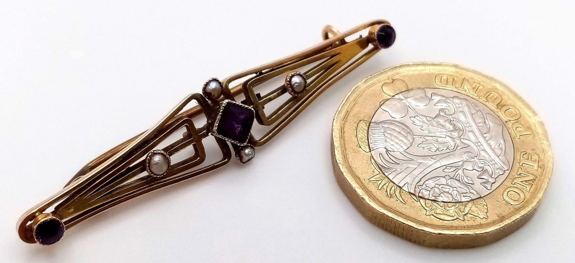 An ART DECO 9 K yellow gold brooch with seed pearls and amethysts. Length: 47 mm, weight: 3 g. - Image 4 of 4