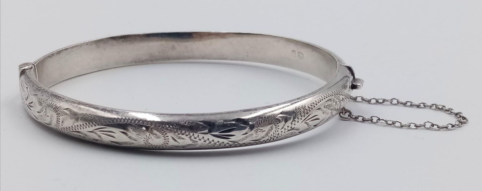 A vintage sterling silver click-on bangle with fabulous engravings. Full Birmingham hallmarks, 1977. - Image 3 of 5