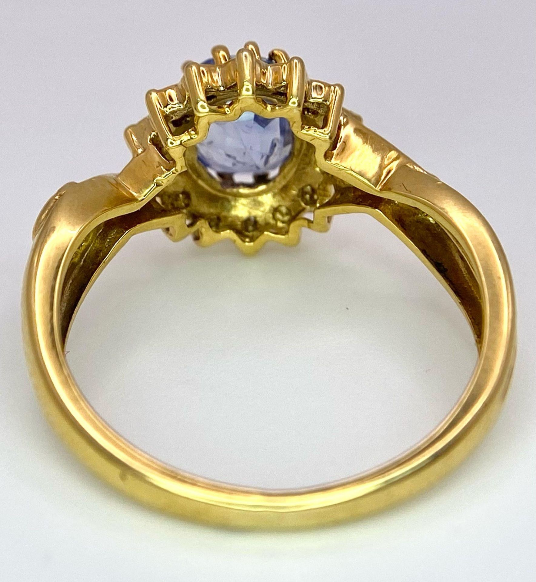 An 18K Yellow Gold Diamond and Sapphire Ring. Central oval sapphire with a diamond surround. Size O. - Bild 6 aus 7