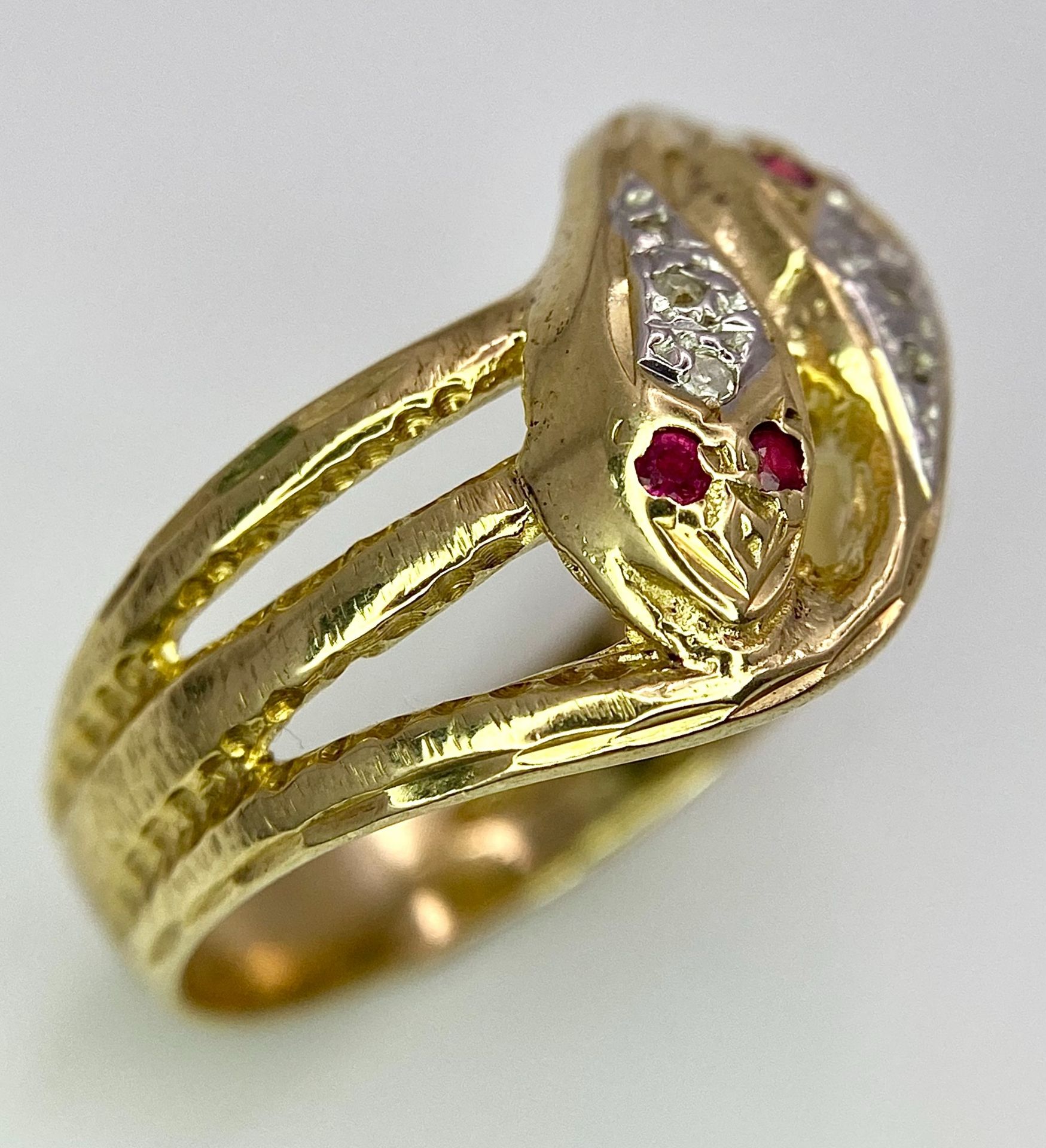 A 9K YELLOW GOLD DIAMOND & RUBY DOUBLE SERPENT RING! 5.3G. SIZE Q. - Image 2 of 6