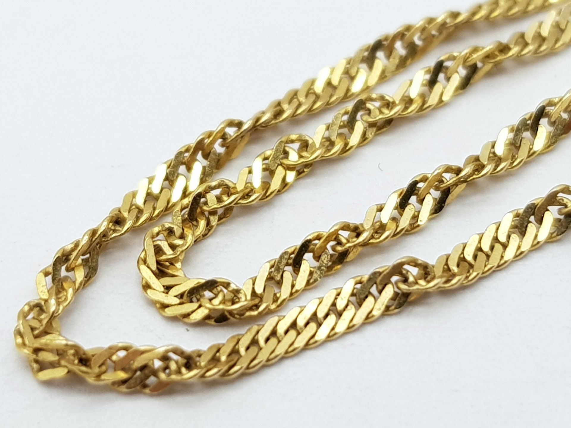A 9K Yellow Gold Small Twist Curb Link Necklace. 44cm. 1.75g - Image 5 of 5