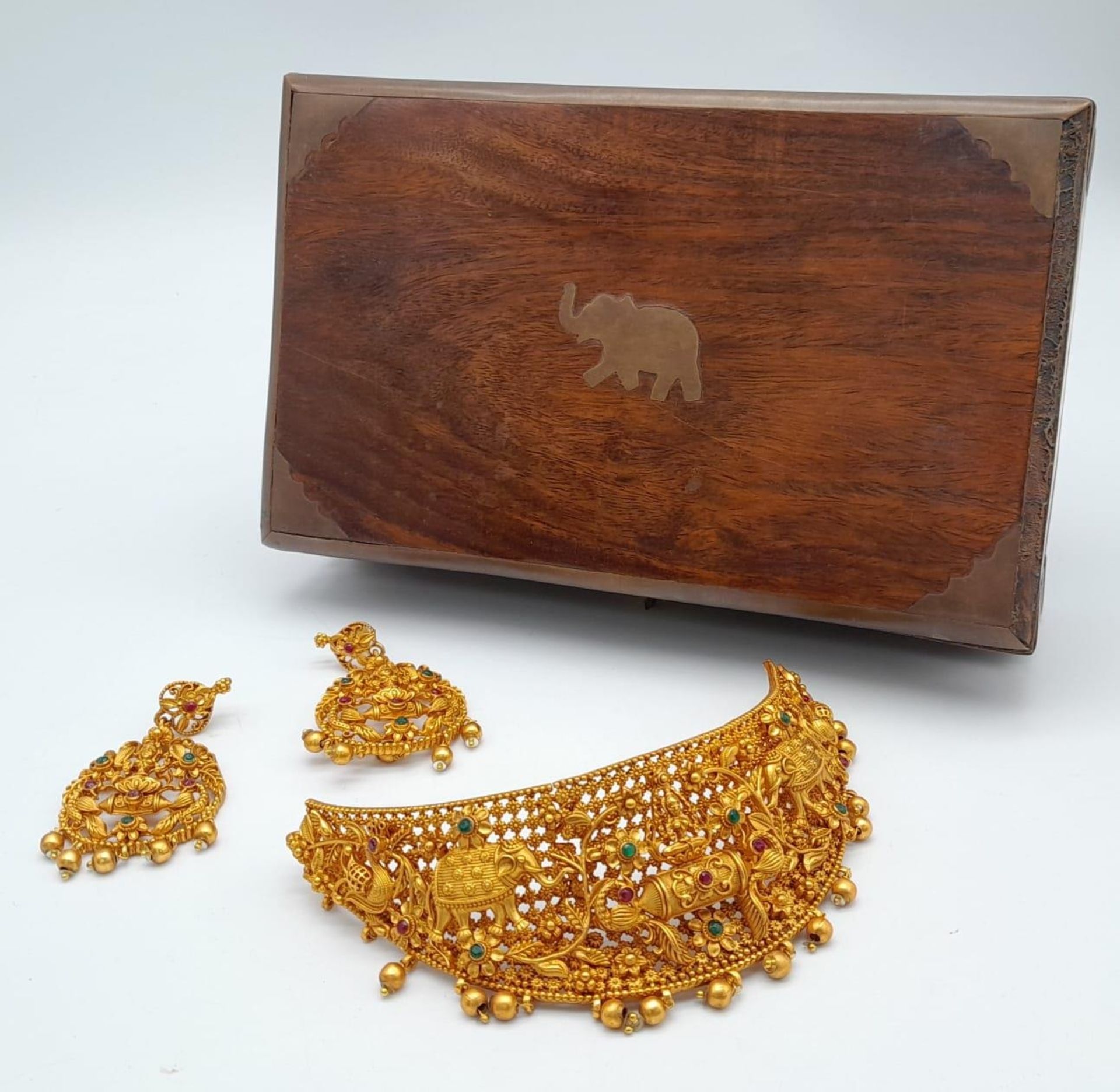 A South Indian traditional “Temple Jewellery” consisting of a necklace and matching earrings in an - Image 2 of 6
