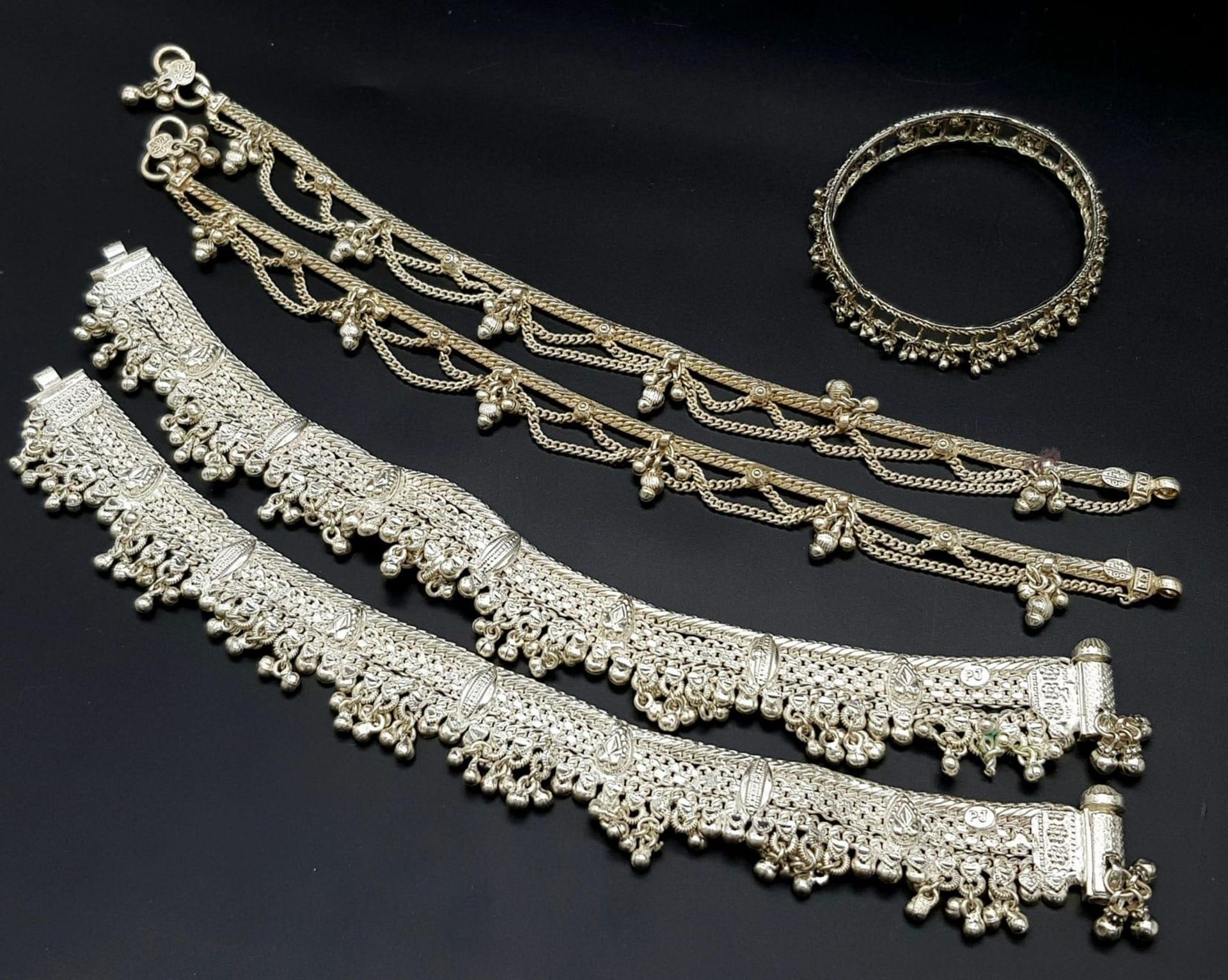 A Vintage Indian Silver (800) Jewellery Collection. Includes 4 upper arm decorative bands and one - Bild 7 aus 9