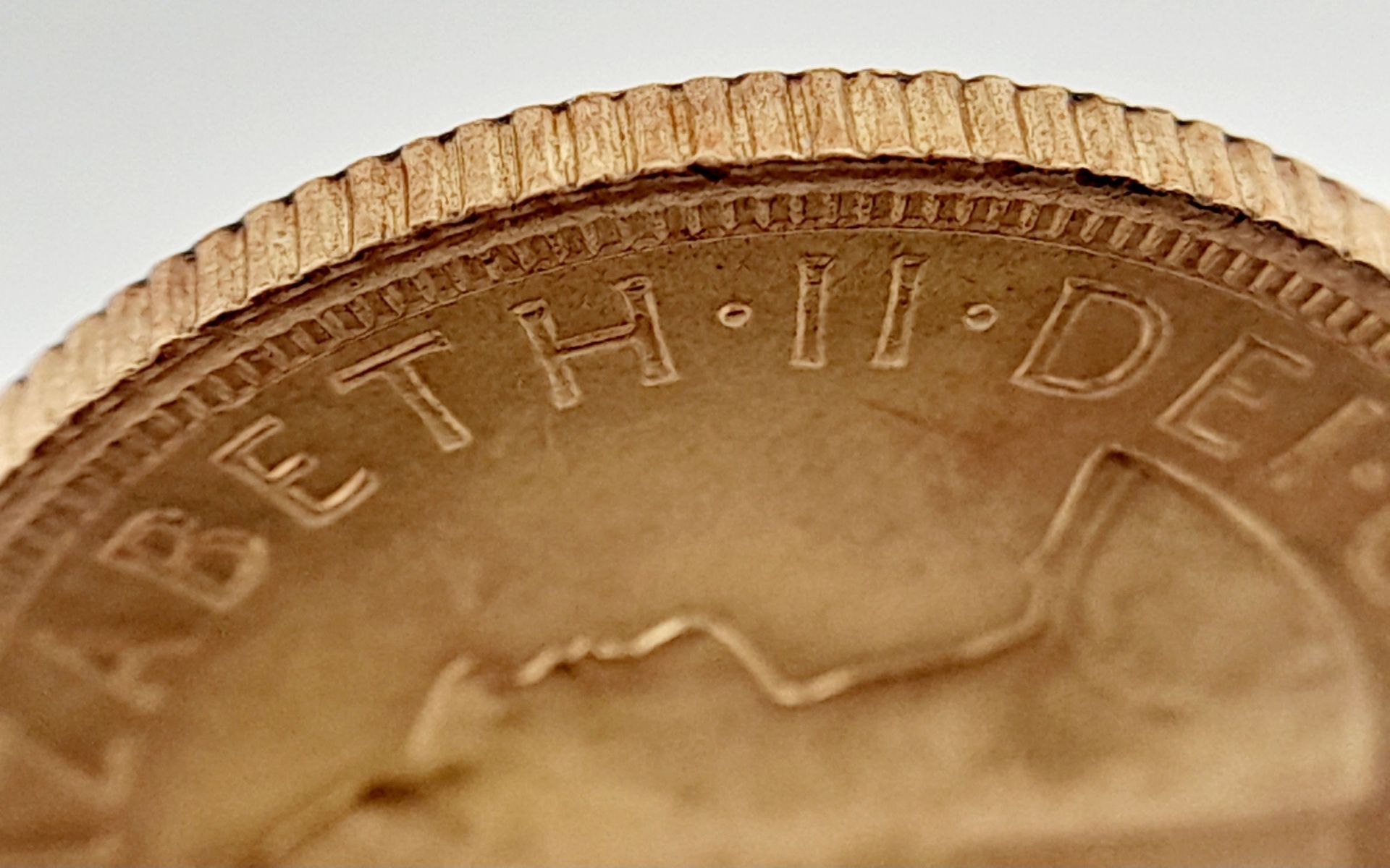A 1964 22K Gold Queen Elizabeth II Full Sovereign Coin. - Bild 3 aus 4