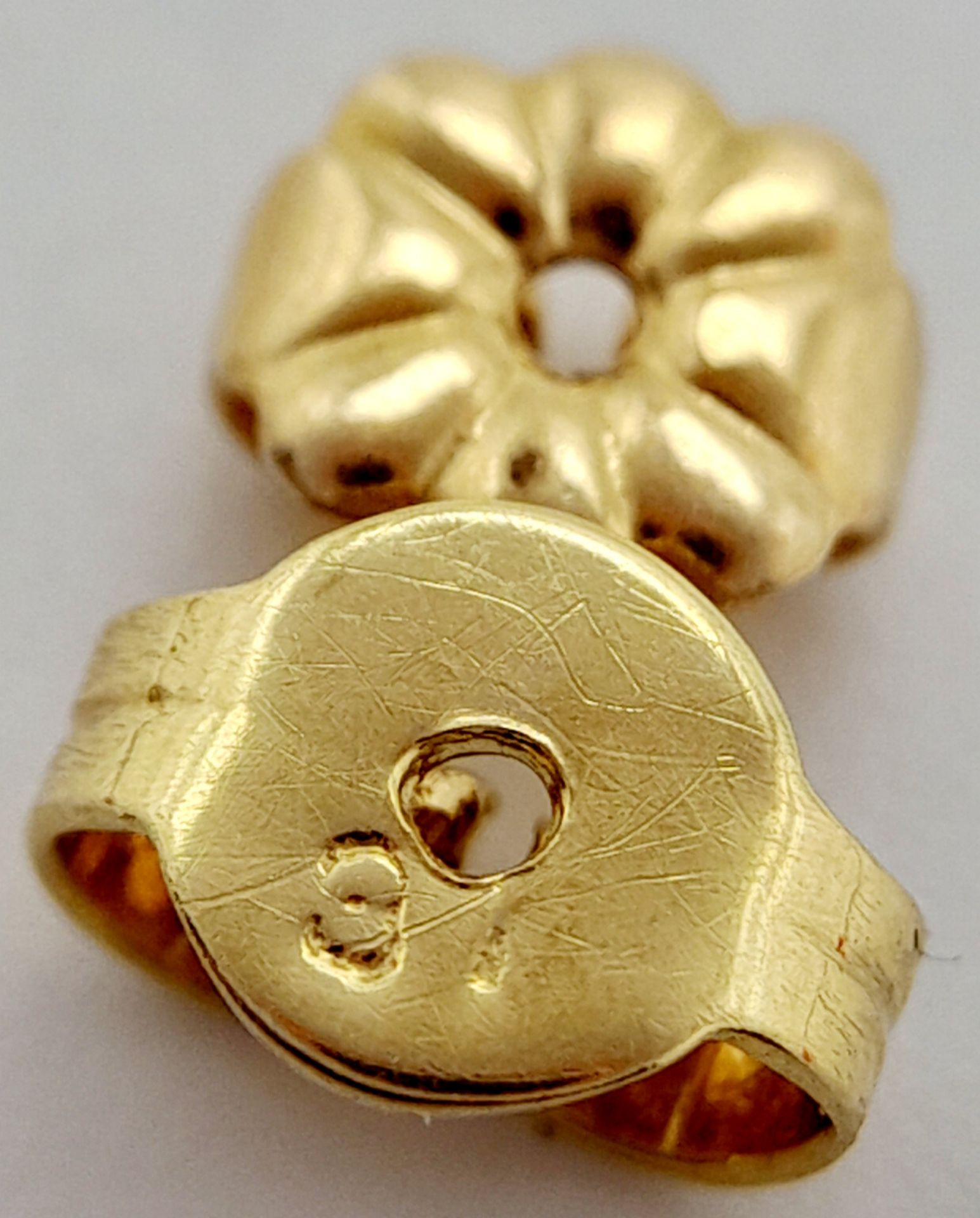 A PAIR OF 14K YELLOW GOLD DIAMOND SET EARRINGS. 0.20ctw, 1.7cm length, 4.7g total weight. Ref: SC - Bild 4 aus 4