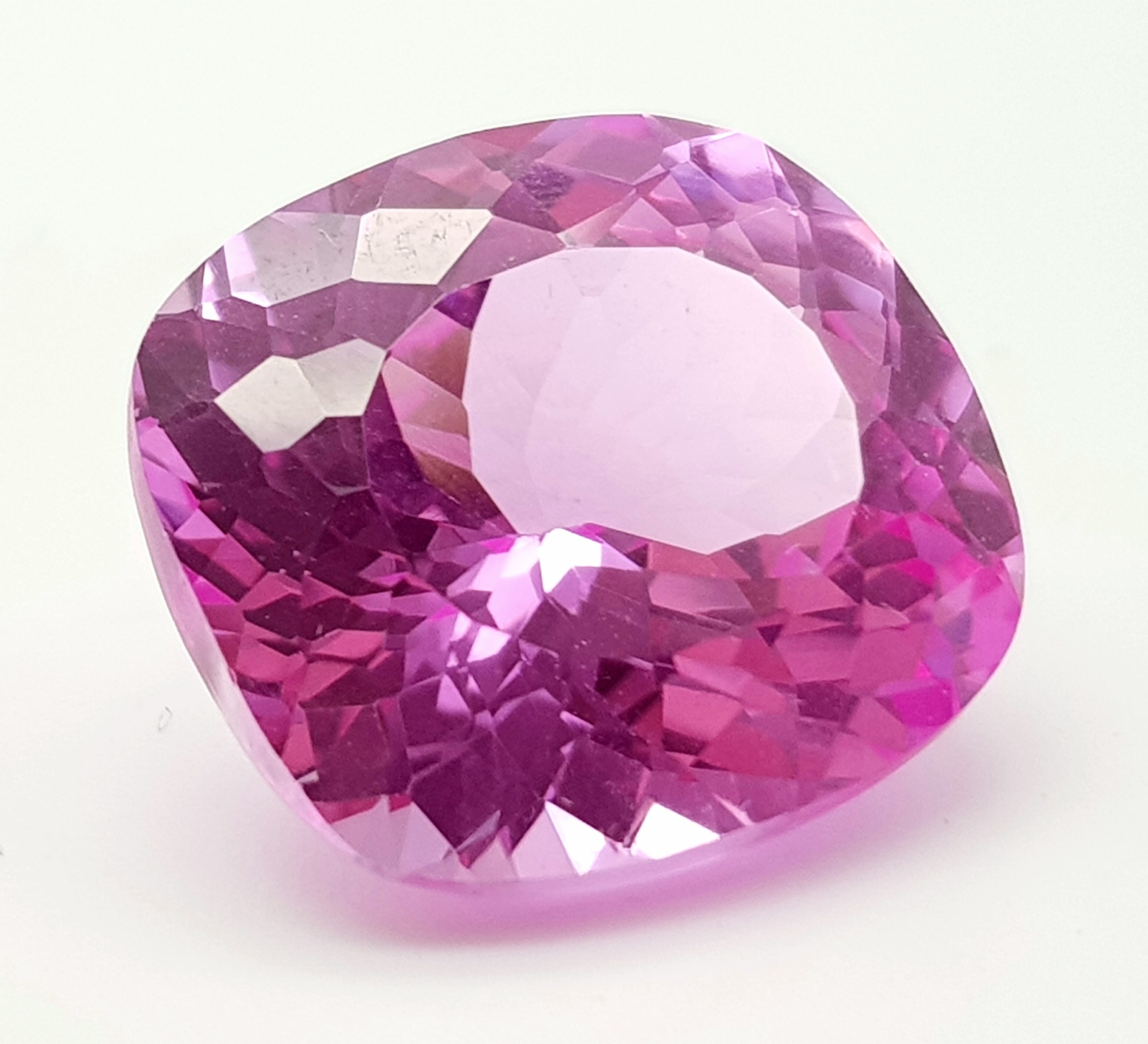 A Beautiful 21ct Pink Kunzite Gemstone. Cushion cut. Well faceted. No certificate so as found. - Image 3 of 4