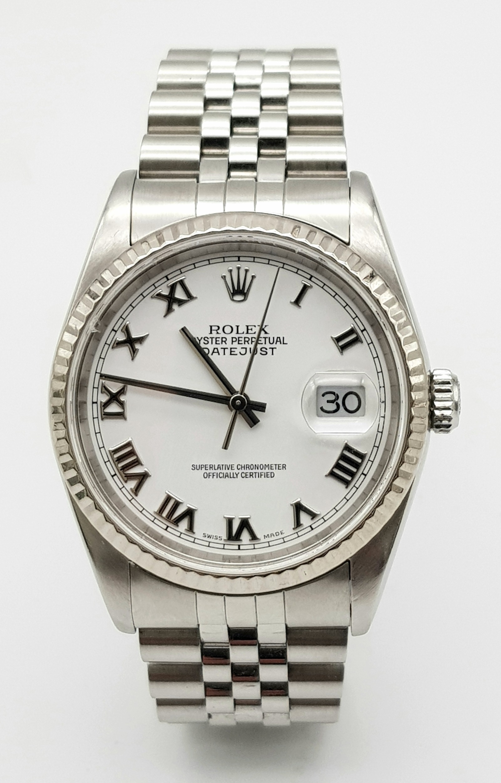 A ROLEX OYSTER PERPETUAL DATEJUST GENTS WATCH IN STAINLESS STEEL WITH WHITE DIAL AND ROMAN - Image 2 of 9