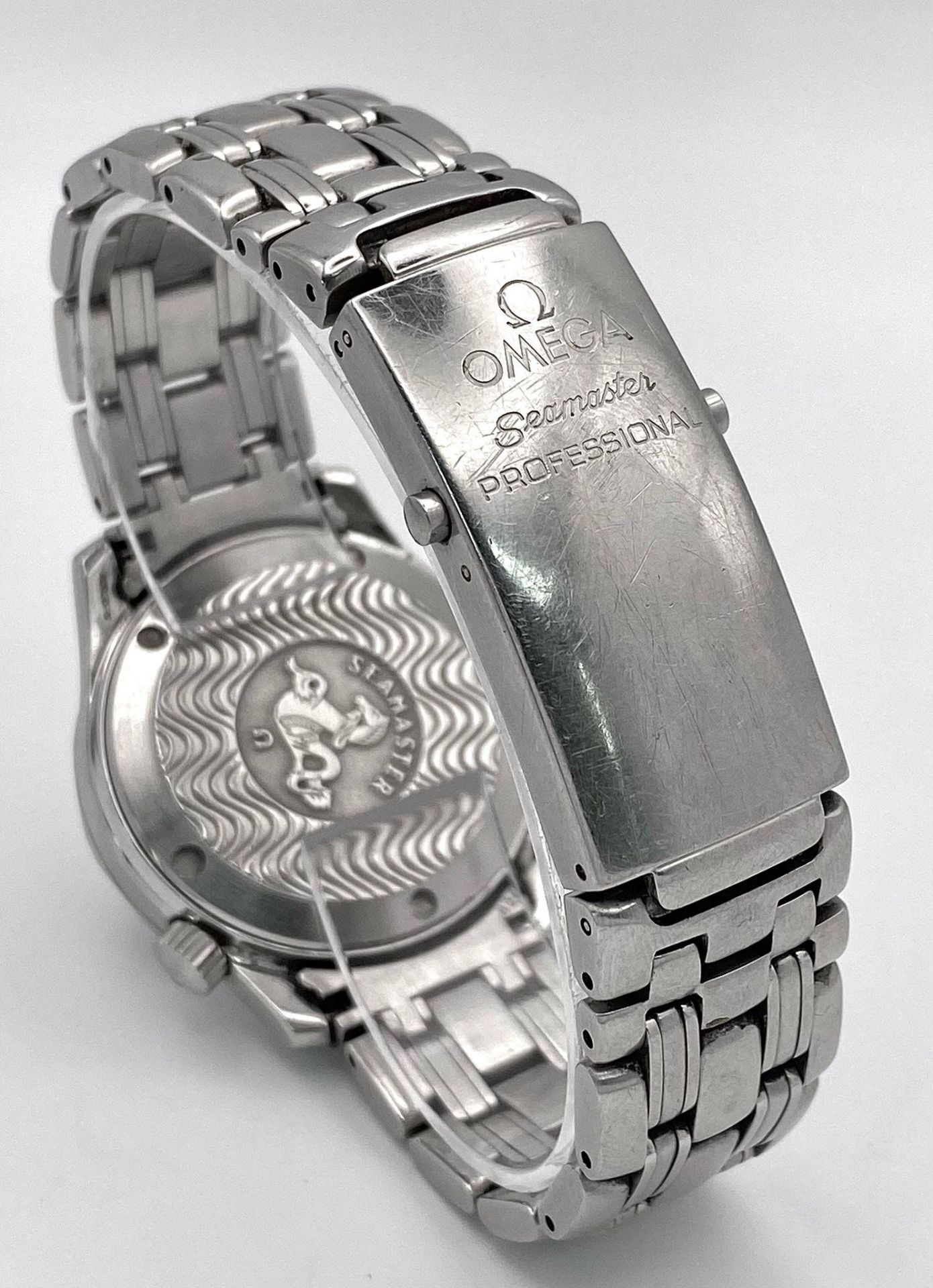 An Omega Seamaster Professional Quartz Divers Watch. Stainless steel bracelet and case - 37mm. - Bild 6 aus 9