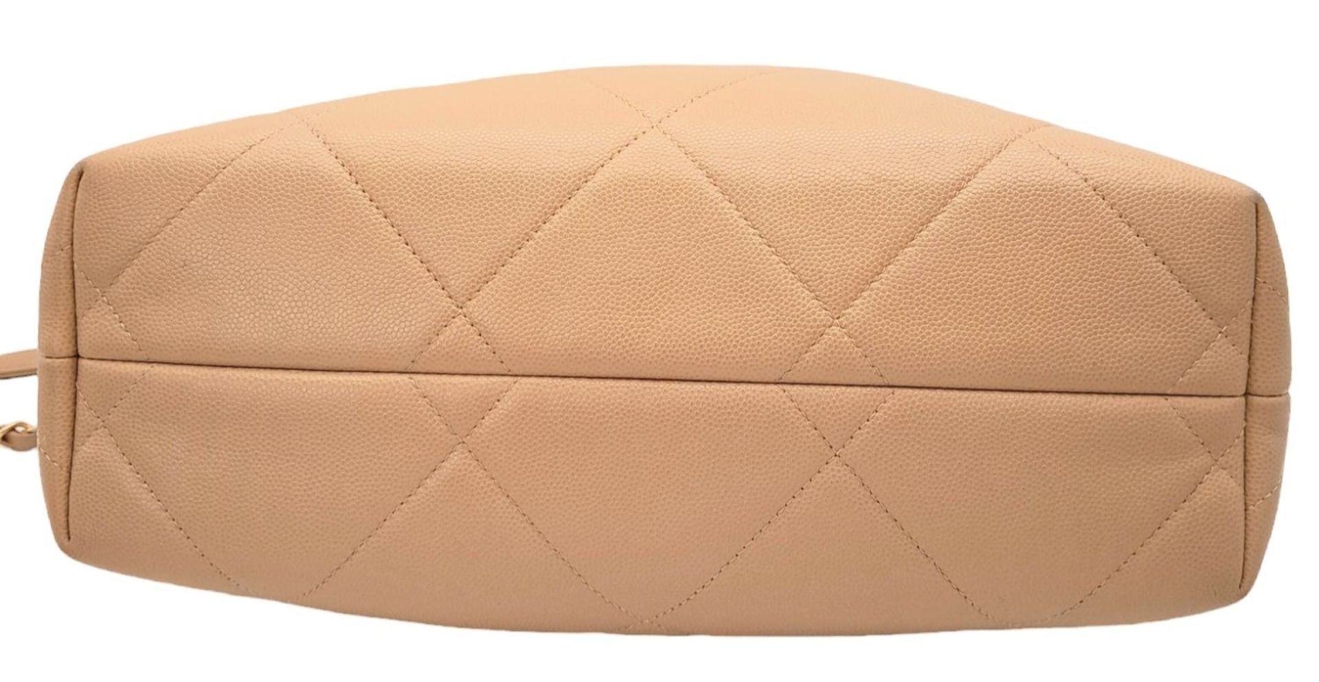 A Chanel Two-Way Chain Shoulder Bag. Beige caviar leather. Gold tone hardware. Spacious interior - Bild 8 aus 13