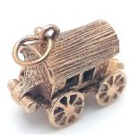 A 9 K yellow gold charm with a gipsy caravan, which when opened reveals a gipsy consulting her