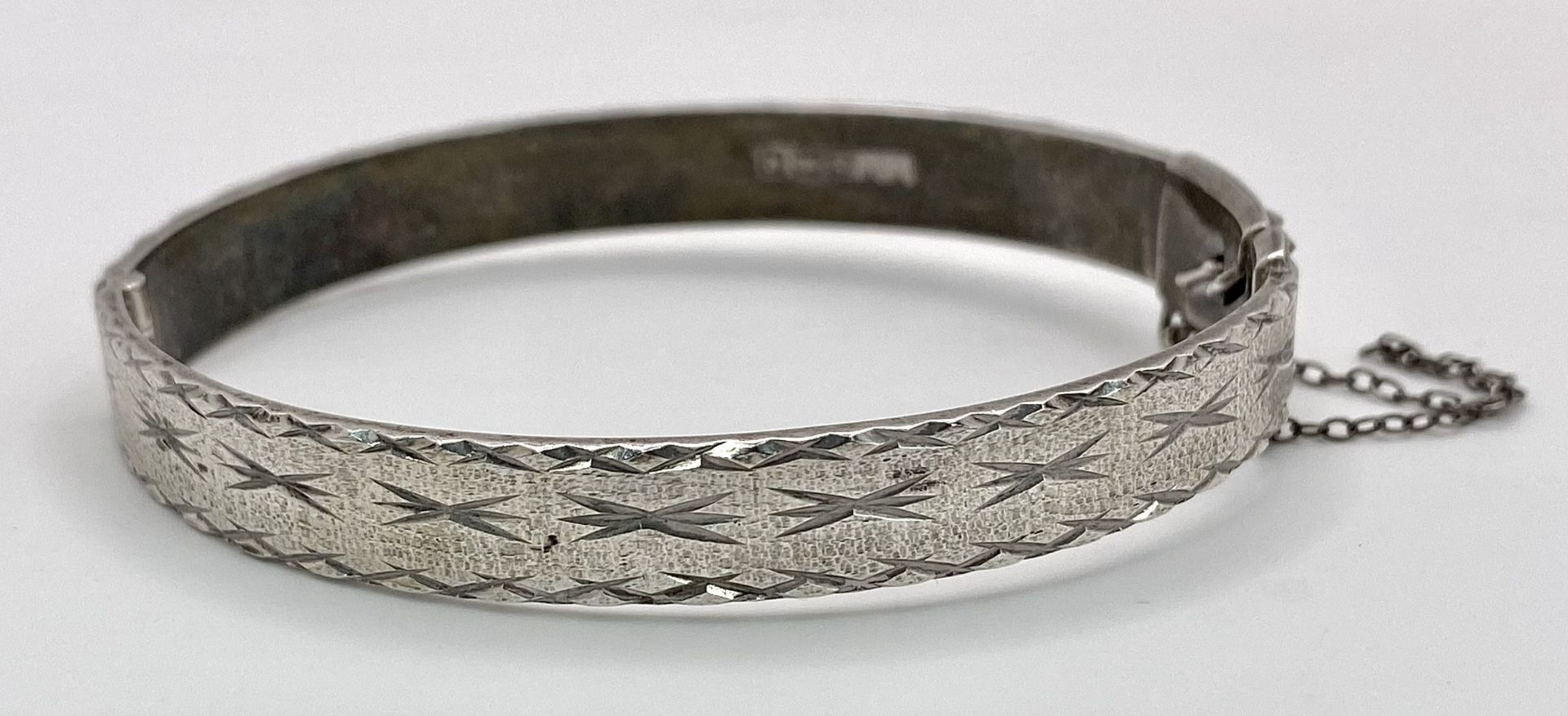 A vintage sterling silver click-on bracelet with fabulous engravings surrounding. Full Birmingham - Image 4 of 5