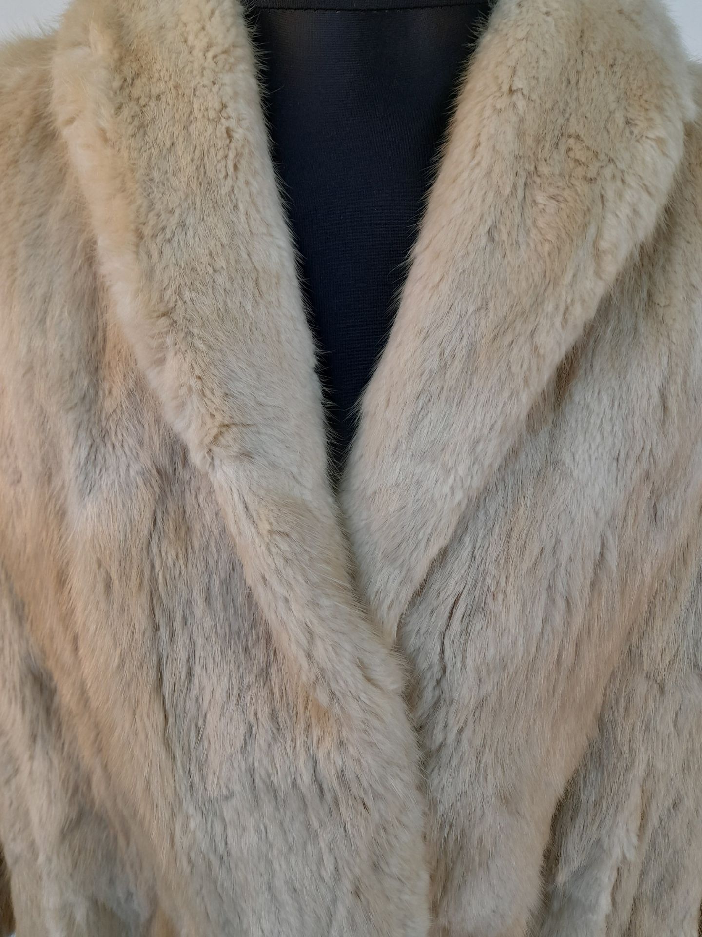 A Barkers of Kensington Three-Quarter Length White Fur Coat. - Bild 5 aus 8