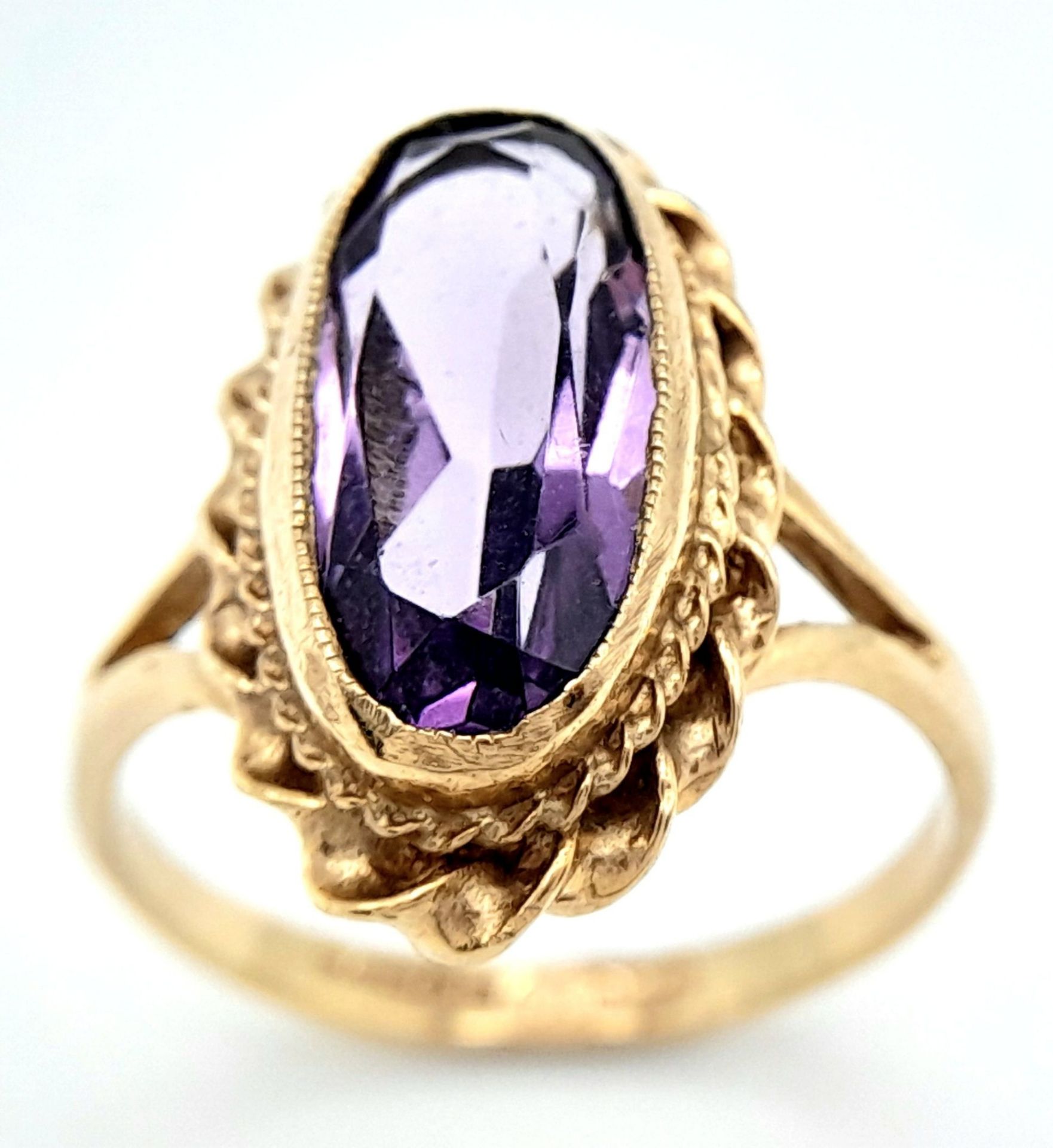 A 9K YELLOW GOLD AMETHYST SET VINTAGE RING. Size P, 3.8g total weight. Ref: SC 8038