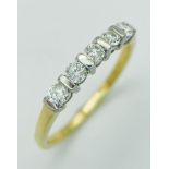AN 18K YELLOW GOLD AND DIAMOND 5 STONE RING. 0.25CT. 1.8G. SIZE J.