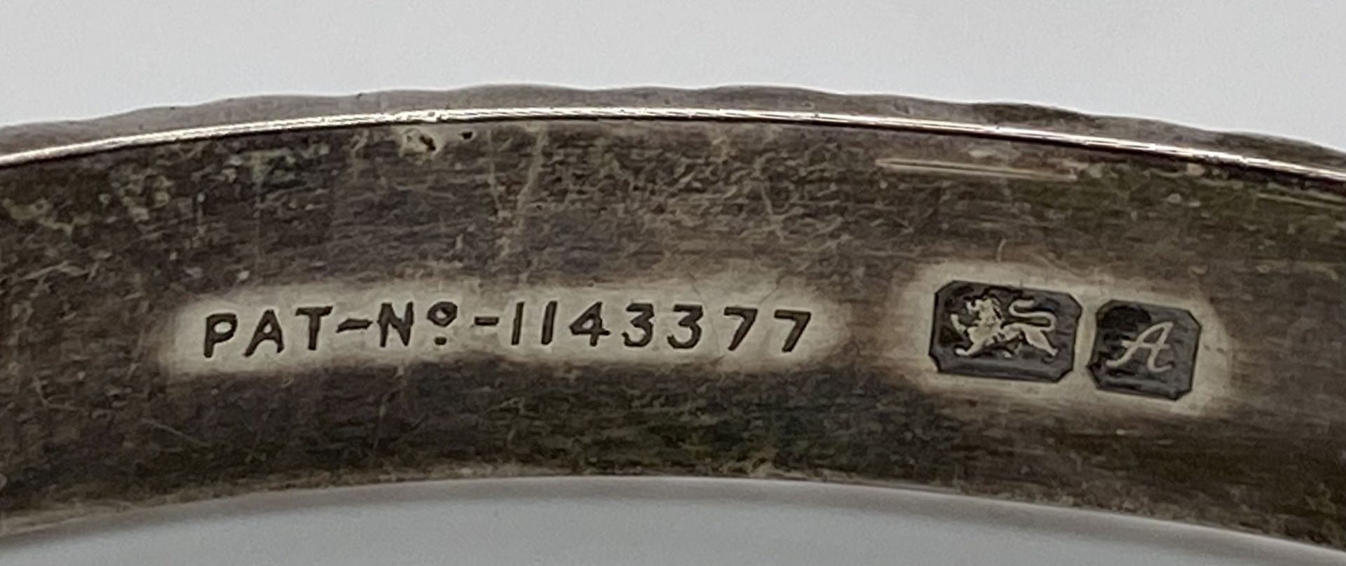 A vintage sterling silver click-on bracelet with fabulous engravings surrounding. Full Birmingham - Image 3 of 5