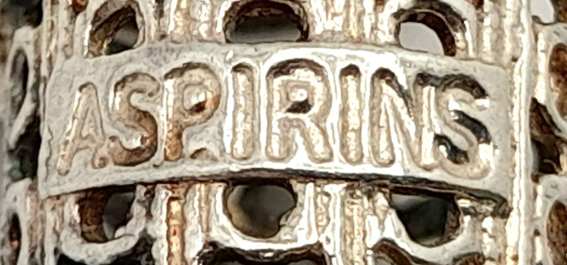 A STERLING SILVER ASPIRIN TABLET BOX CHARM ENGRAVED WITH THE WORD ASPIRINS, WHICH OPENS. 2.2cm - Image 5 of 5
