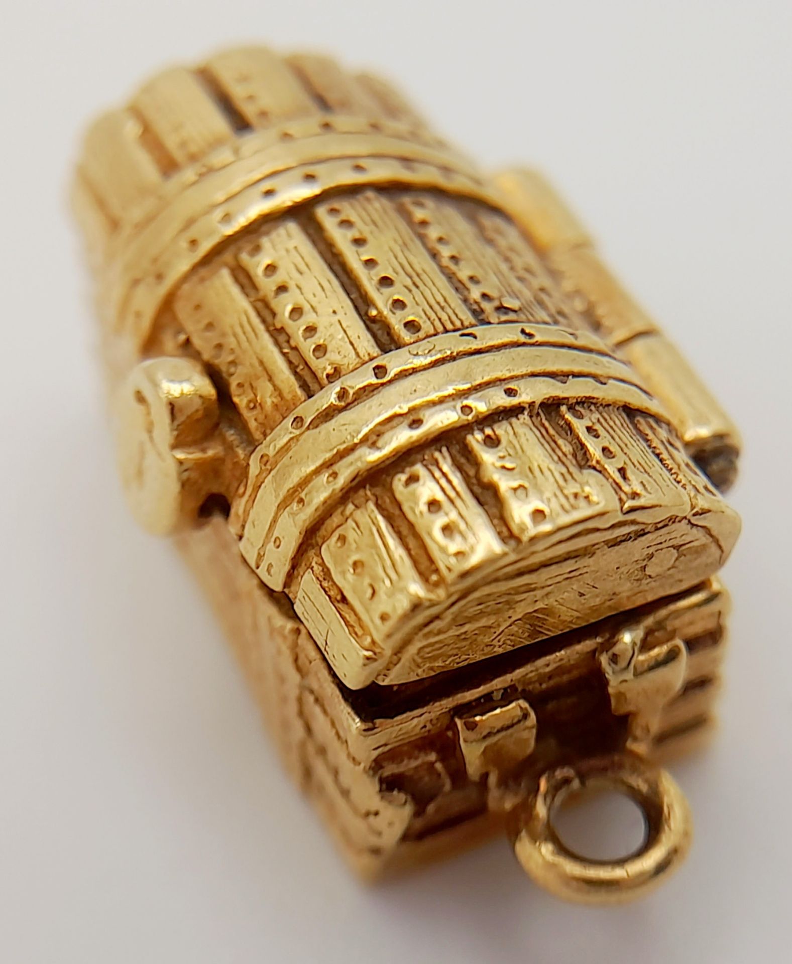 A 9K YELLOW GOLD TREASURE CHEST CHARM, WHICH OPENS TO REVEAL THE TREASURE INSIDE. 2cm length, 6.5g - Image 4 of 5
