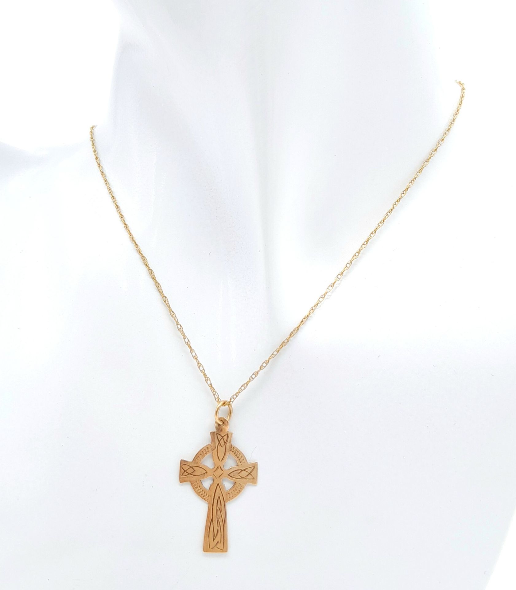 A 9 K yellow chain necklace with a Celtic cross pendant. Chain length: 46 cm, weight: 1.7 g.