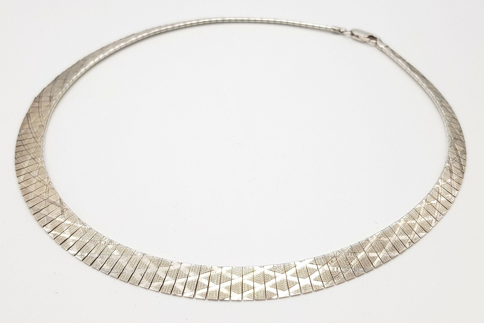A 925 Sterling Silver, Flat, Etched Pattern Necklace. 44cm. 25g - Image 3 of 6