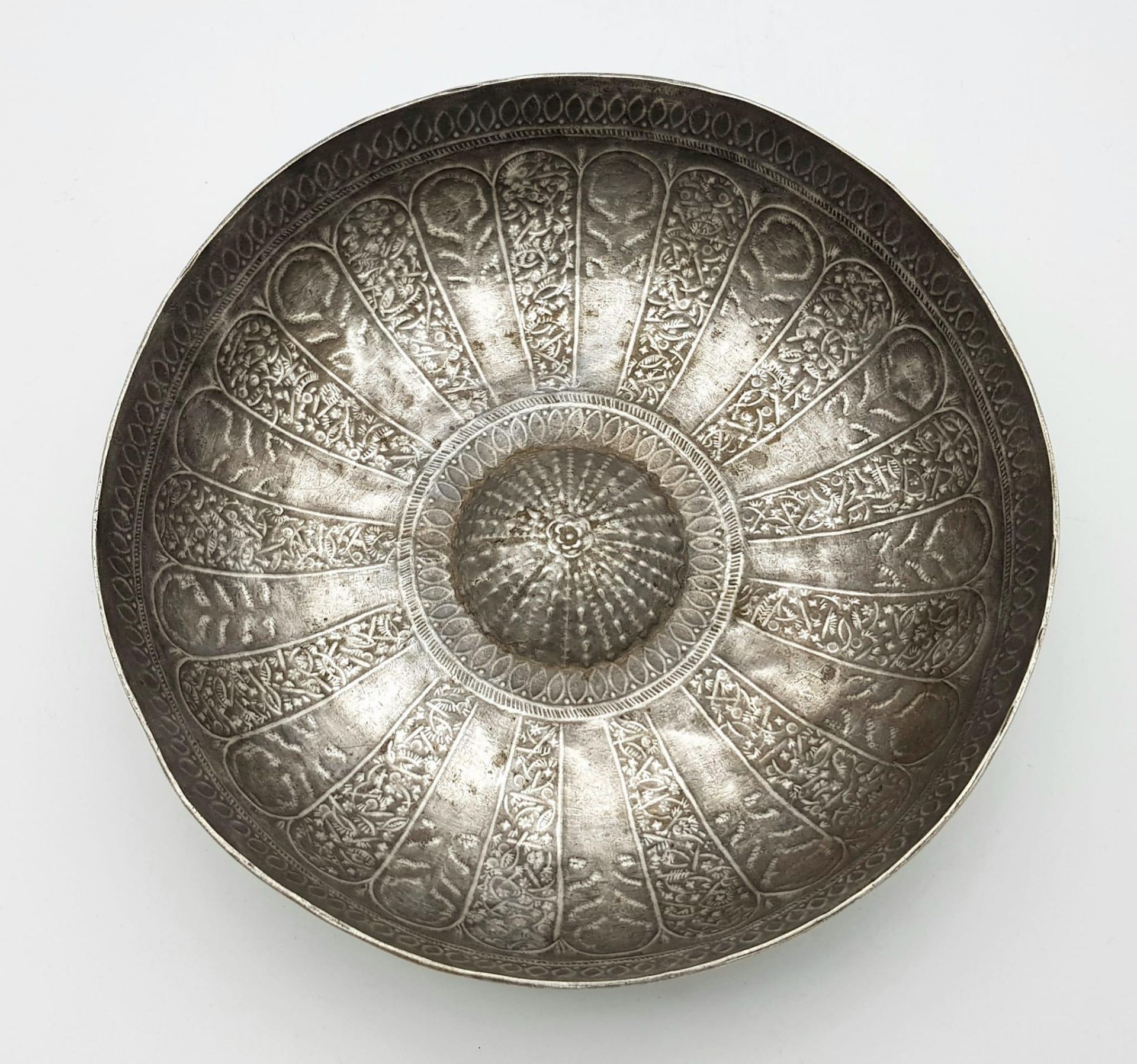 AN ANTIQUE HAND CHASED SILVER "PESACH" WATER BOWL WITH ELABORATE DESIGNS AND WRITING IN HEBREW . - Bild 5 aus 7