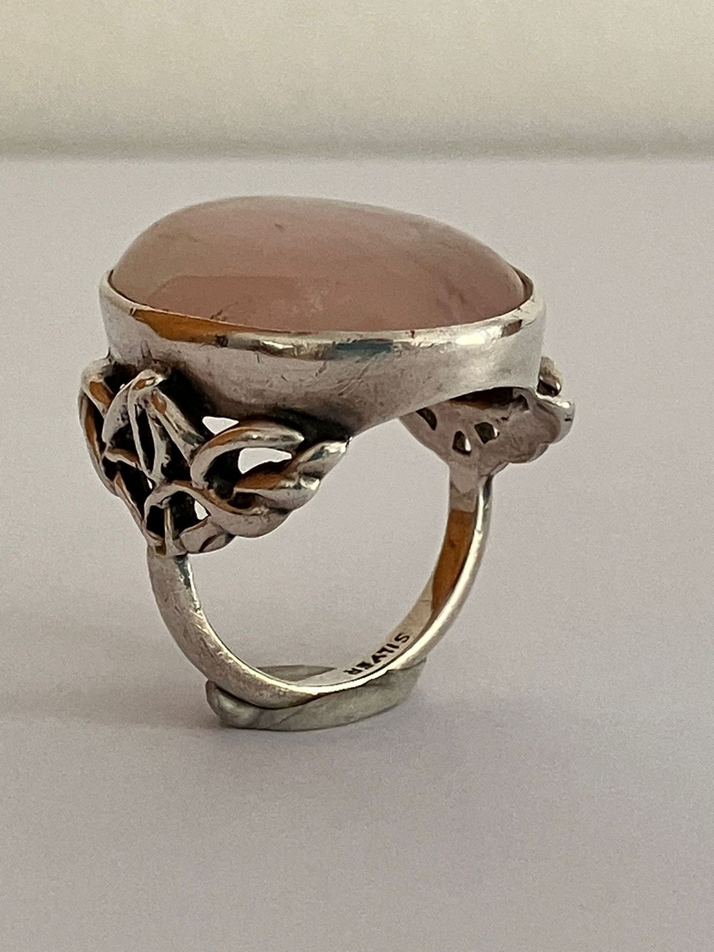 Vintage SILVER MOONSTONE RING, having a large cloudy moonstone with a hint of pale pink mist. - Bild 2 aus 5