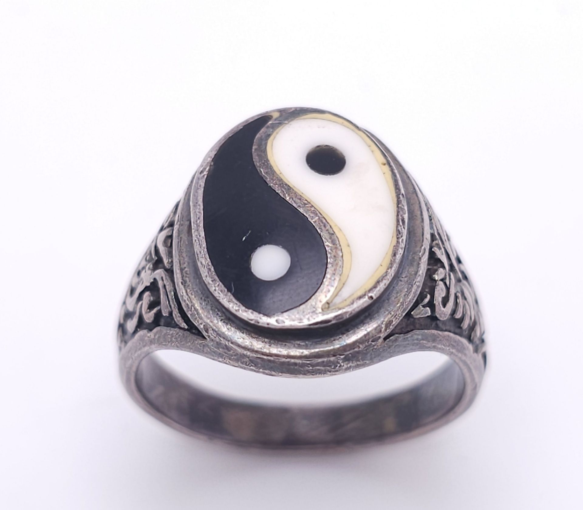 A vintage 925 silver Yin & Yang enamel ring with further decoration on shoulder. Total weight 12.4G. - Image 2 of 5