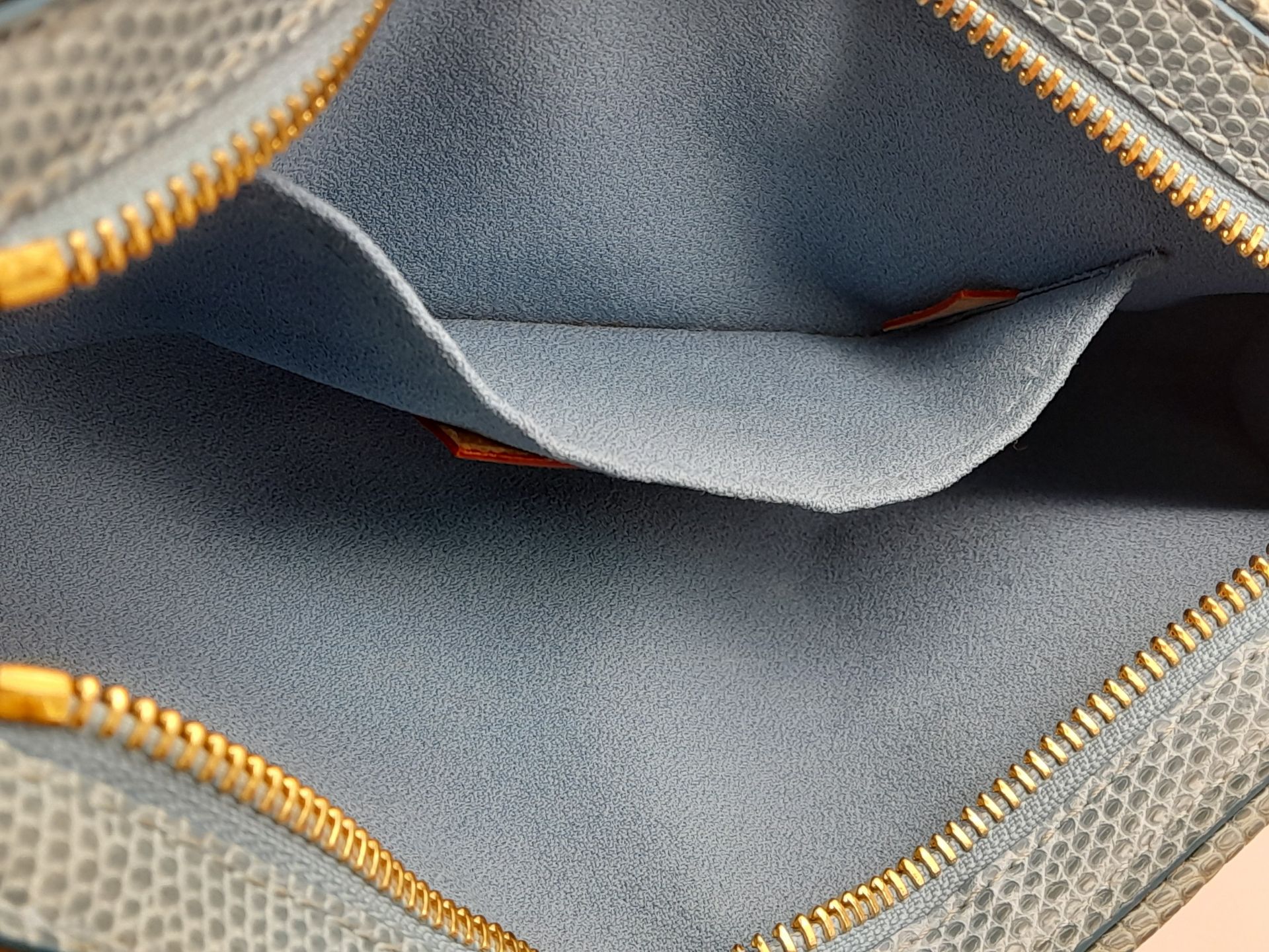 A Louis Vuitton Monogram Les Extraordinaires Clutch Bag. Leather exterior with stone and stud - Bild 12 aus 15