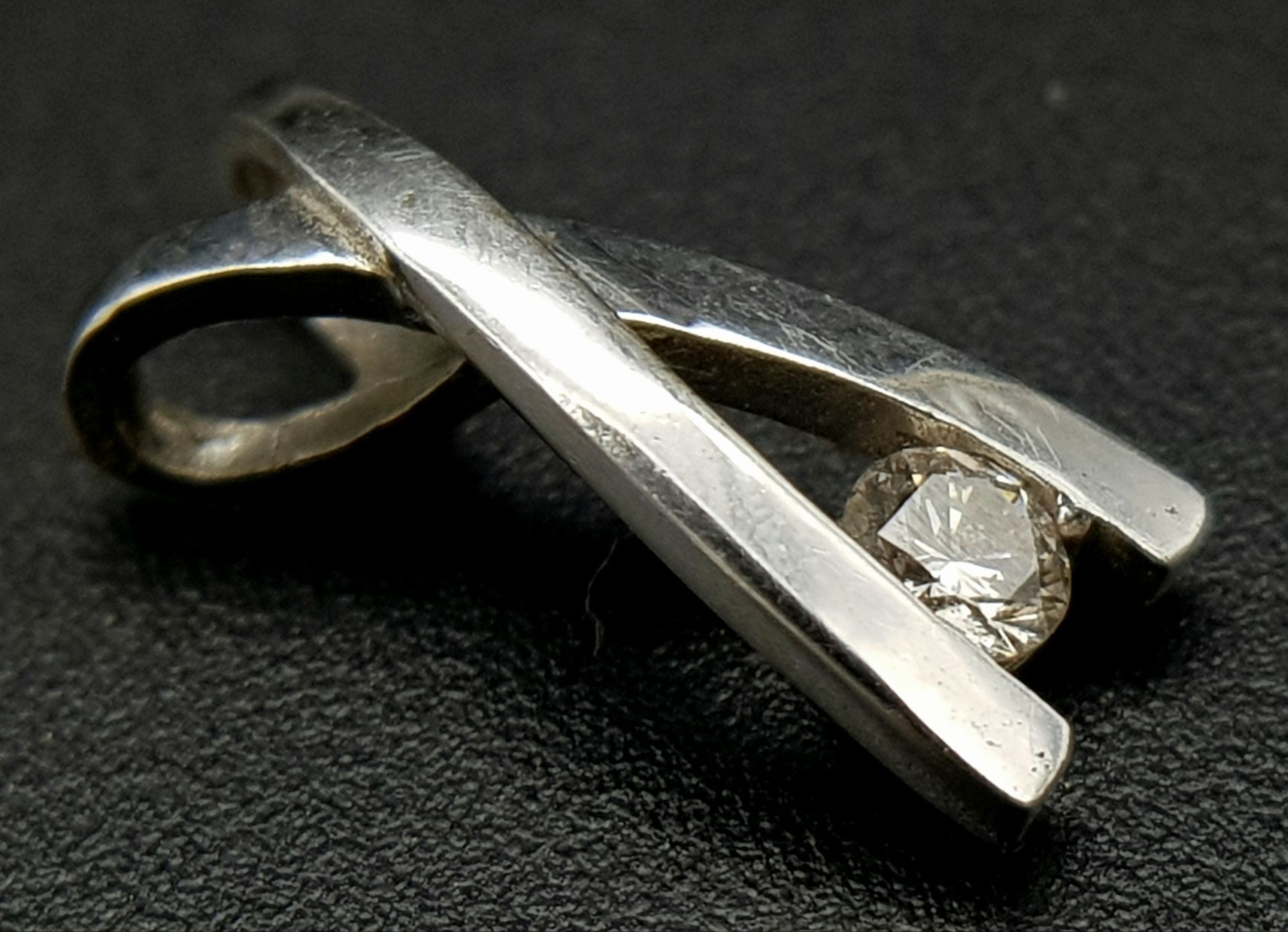 AN 18K WHITE GOLD DIAMOND PENDANT. 1.2cm length, 0.5g total weight. Ref: SC 8054 - Image 3 of 4